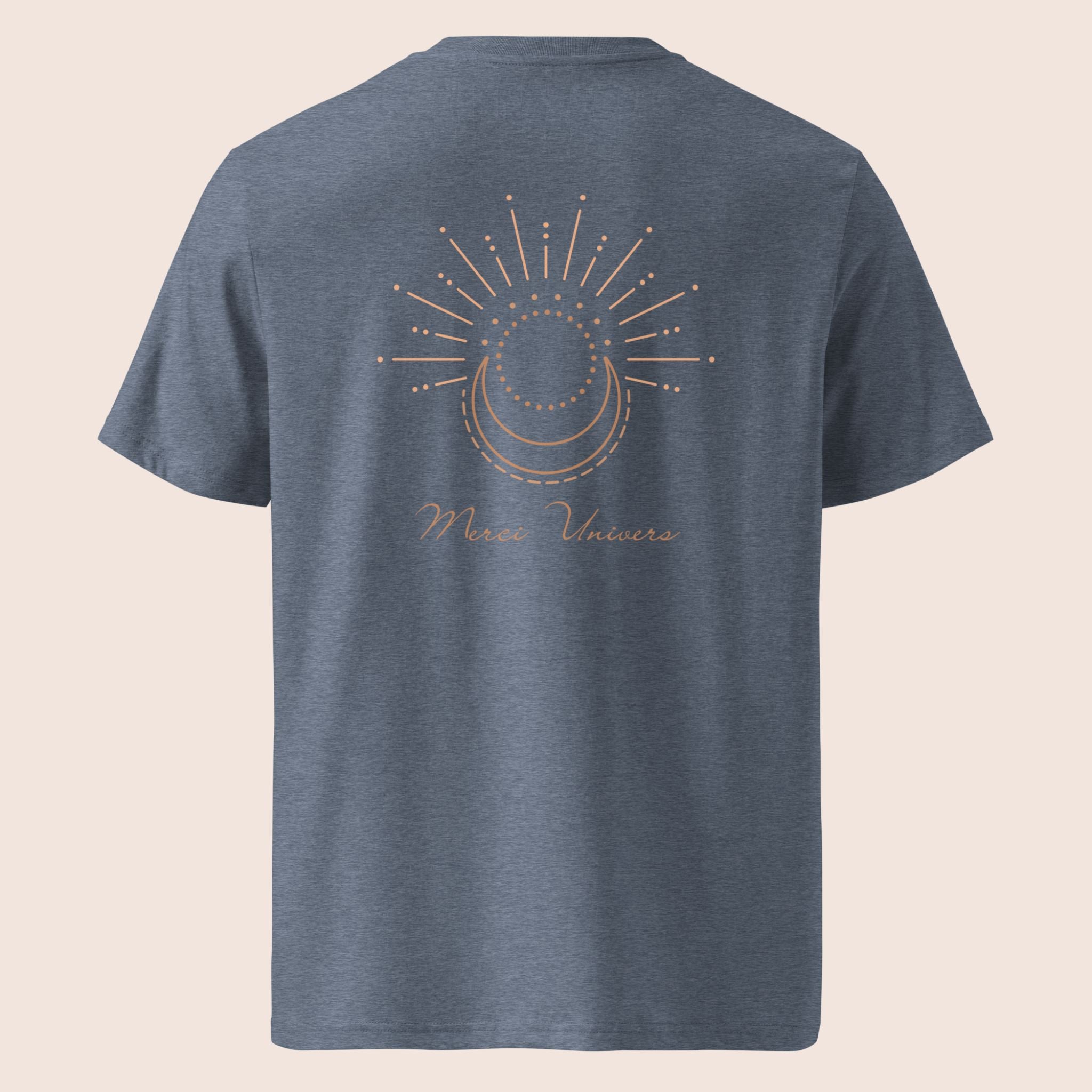 t-shirt unisexe bleu gris brodé à l'avant poitrine gauche logo flame and spirit et imprimé dans le dos avec un design simple de lune et soleil et le message inspirant merci univers