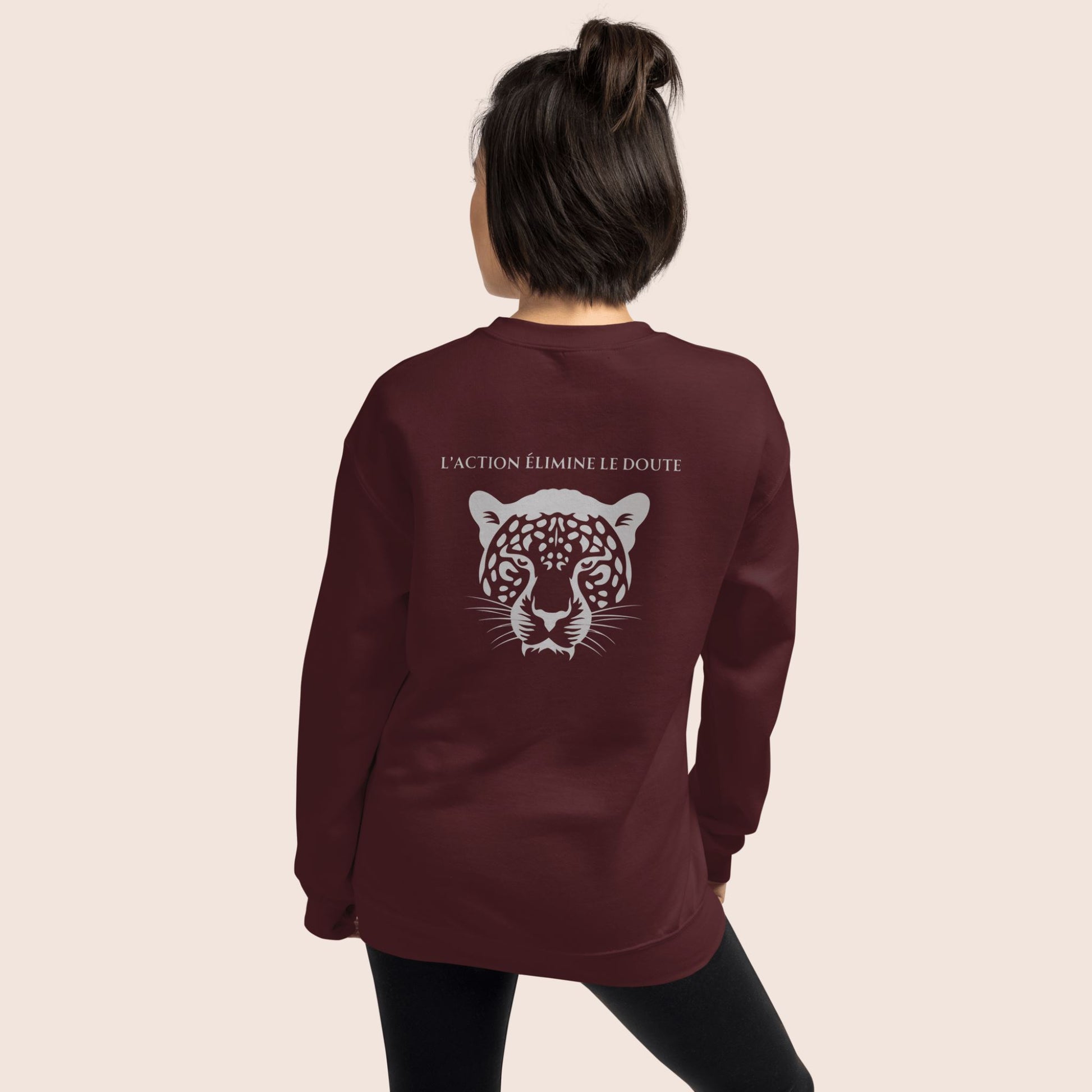 sweat-shirt non genré rouge bordeaux, imprimé au dos avec une tête de léopard gris argent et la phrase inspirante l'action élimine le doute logo brodé flame and spirit à l'avant poitrine gauche