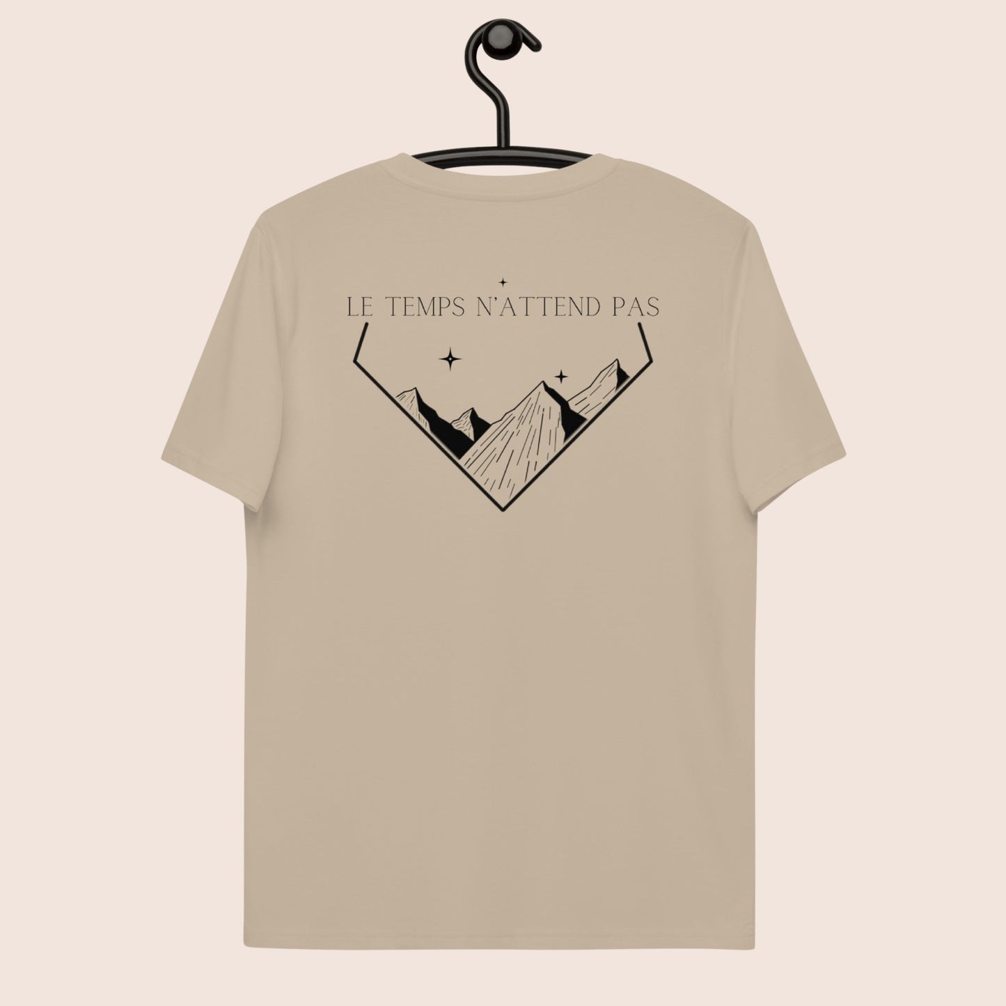 T-shirt unisexe, avec phrase d'inspiration dans le dos Le temps n'attend pas et symbole de montagnes graphique noir sur fond beige. Logo brodé Flame and Spirit poitrine gauche.