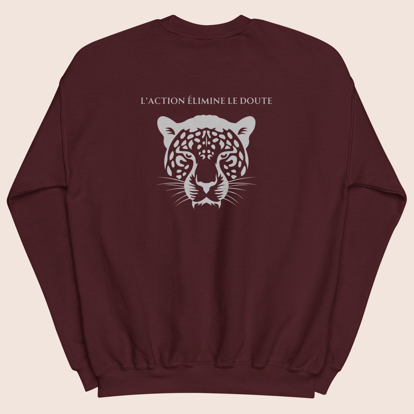 sweat-shirt non genré rouge bordeaux, imprimé au dos avec une tête de léopard gris argent et la phrase inspirante l'action élimine le doute logo brodé flame and spirit à l'avant poitrine gauche