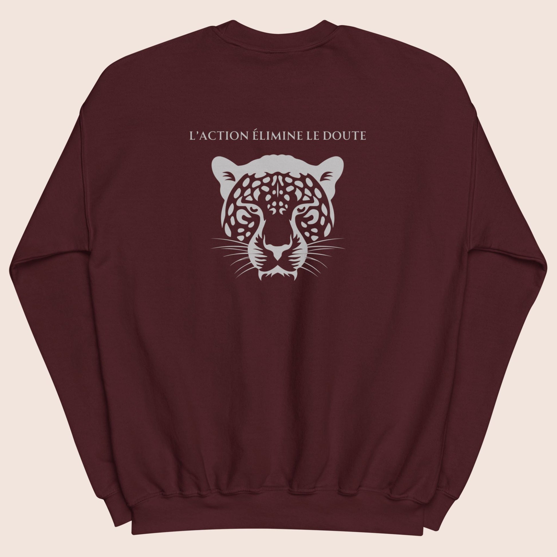 sweat-shirt non genré rouge bordeaux, imprimé au dos avec une tête de léopard gris argent et la phrase inspirante l'action élimine le doute logo brodé flame and spirit à l'avant poitrine gauche