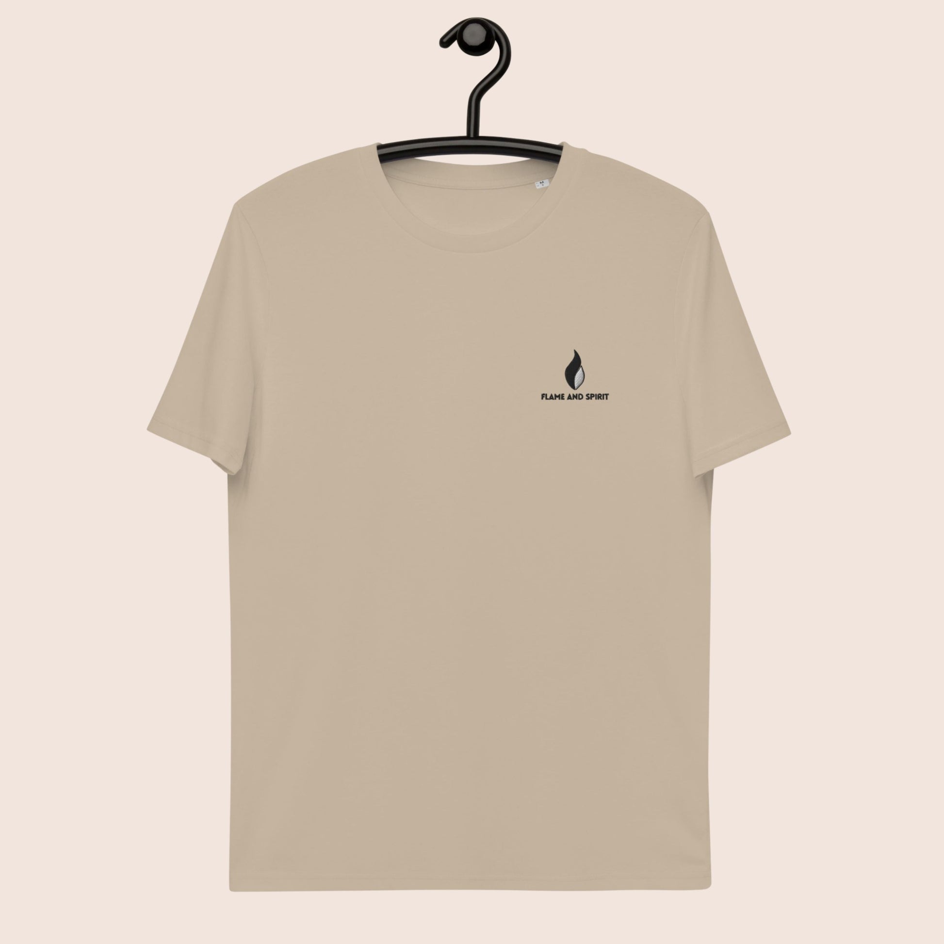 T-shirt non genré, avec phrase d'inspiration dans le dos Le temps n'attend pas et symbole de montagnes graphique noir sur fond beige. Logo brodé Flame and Spirit poitrine gauche.