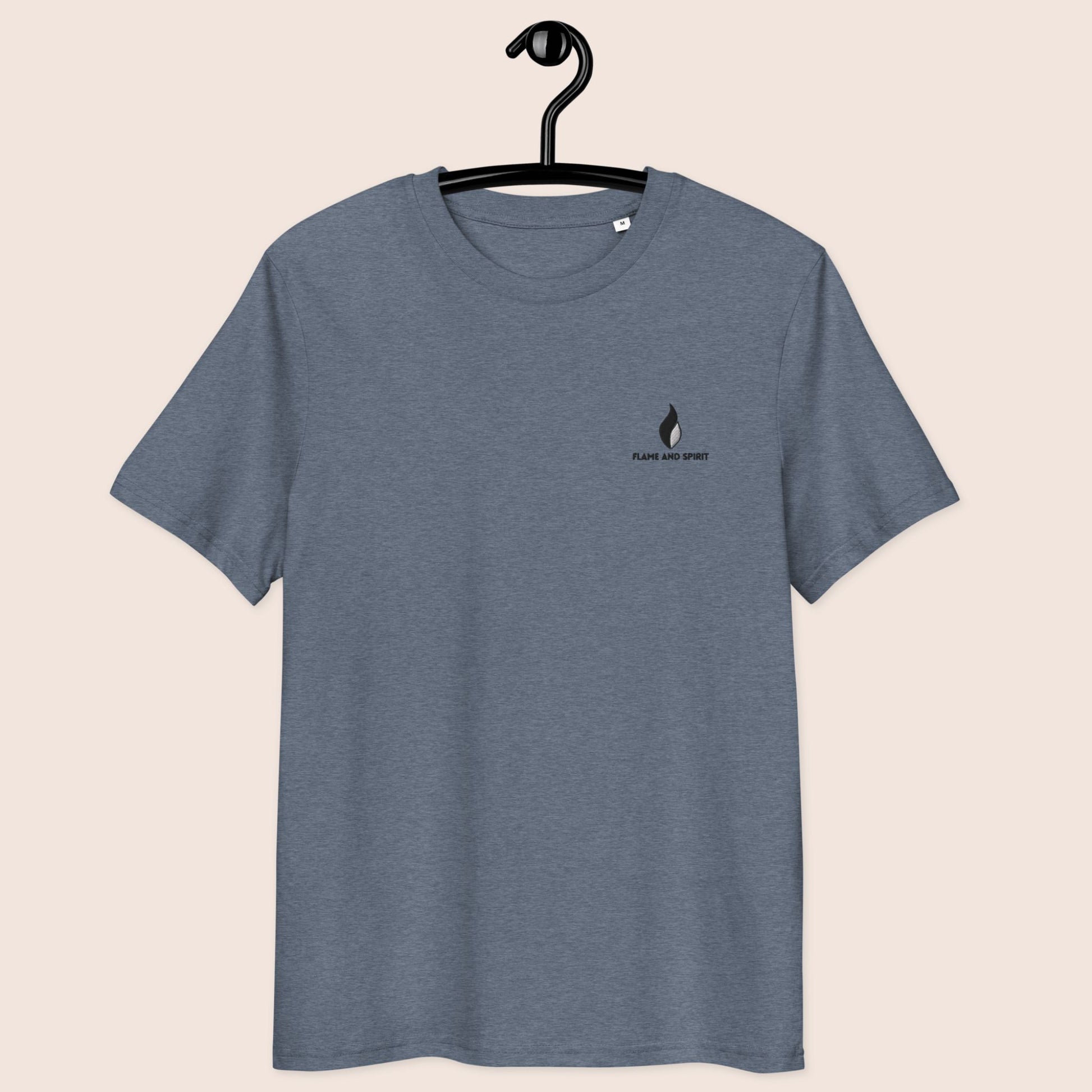 t-shirt non genré, bleu gris imprimé au dos avec une tête de léopard gris argent et la phrase inspirante l'action élimine le doute logo brodé flame and spirit à l'avant poitrine gauche