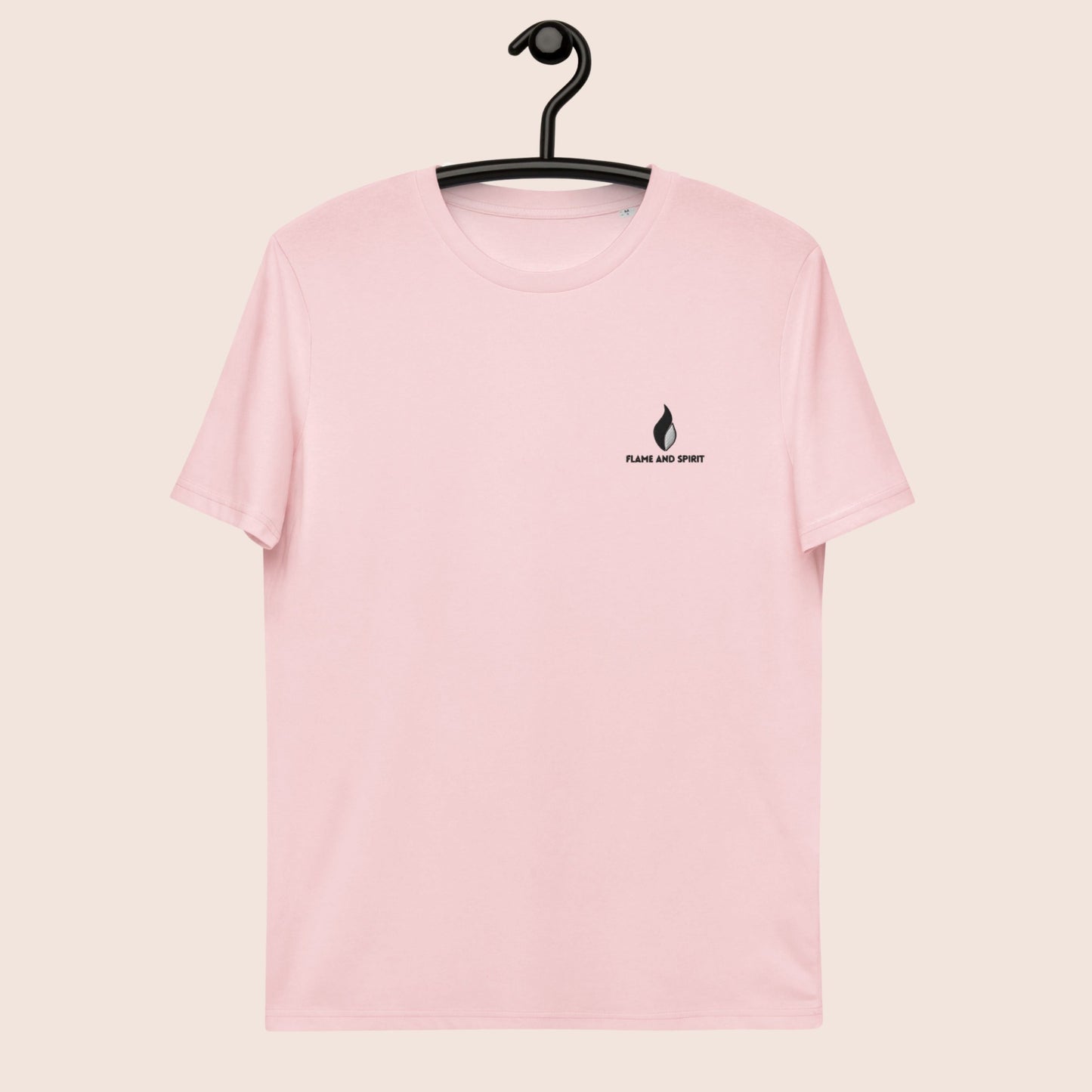 T-shirt non genré, avec phrase d'inspiration dans le dos Le temps n'attend pas et symbole de montagnes graphique noir sur fond rose pale. Logo brodé Flame and Spirit poitrine gauche.