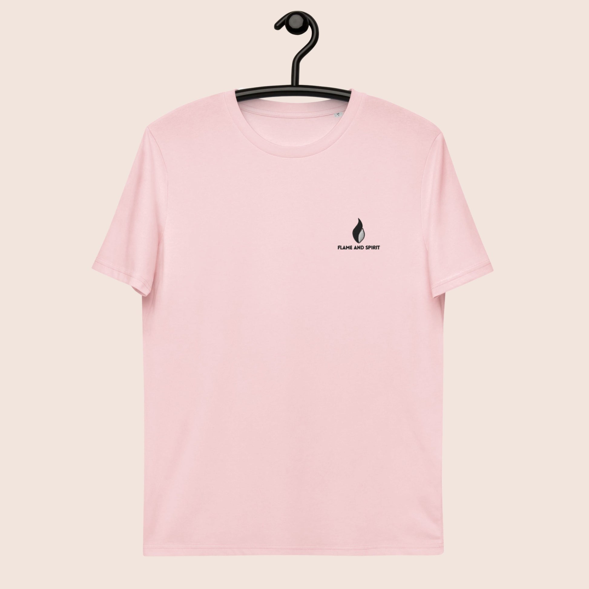 T-shirt non genré, avec phrase d'inspiration dans le dos Le temps n'attend pas et symbole de montagnes graphique noir sur fond rose pale. Logo brodé Flame and Spirit poitrine gauche.