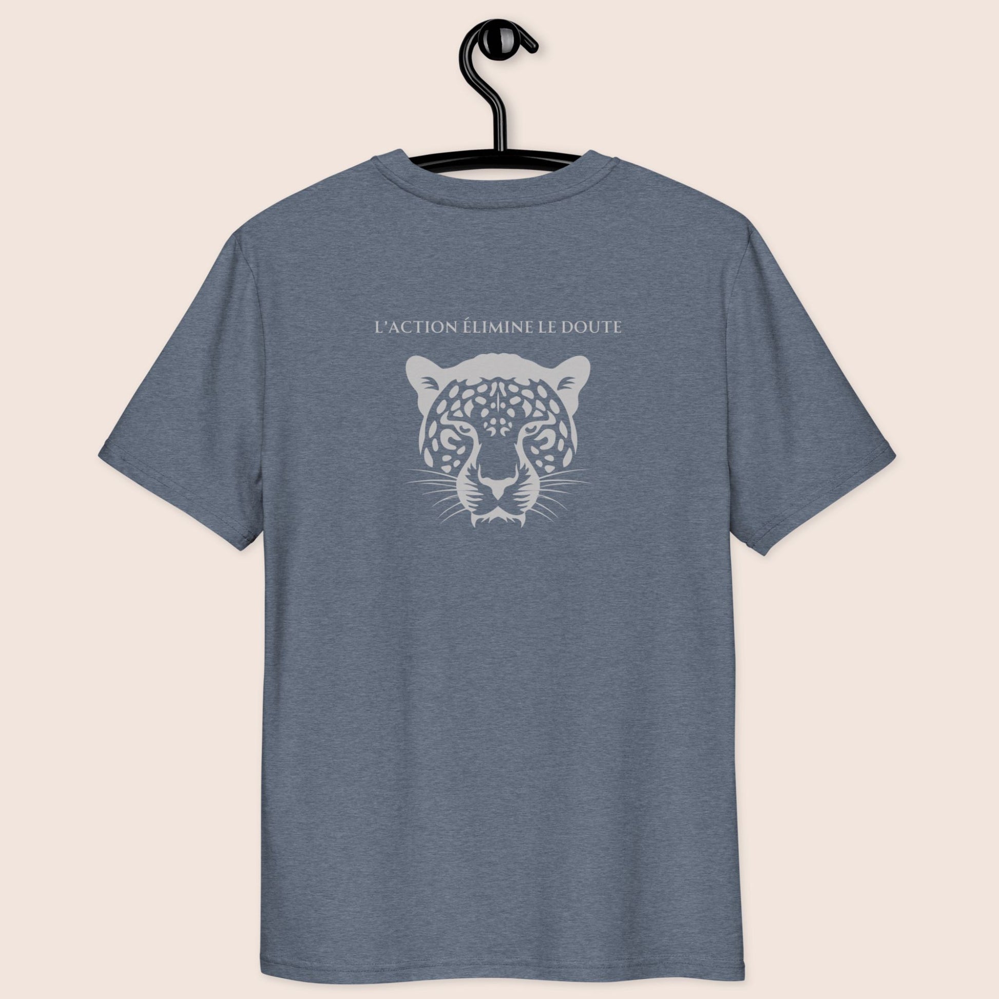 t-shirt unisexe, bleu gris imprimé au dos avec une tête de léopard gris argent et la phrase inspirante l'action élimine le doute logo brodé flame and spirit à l'avant poitrine gauche