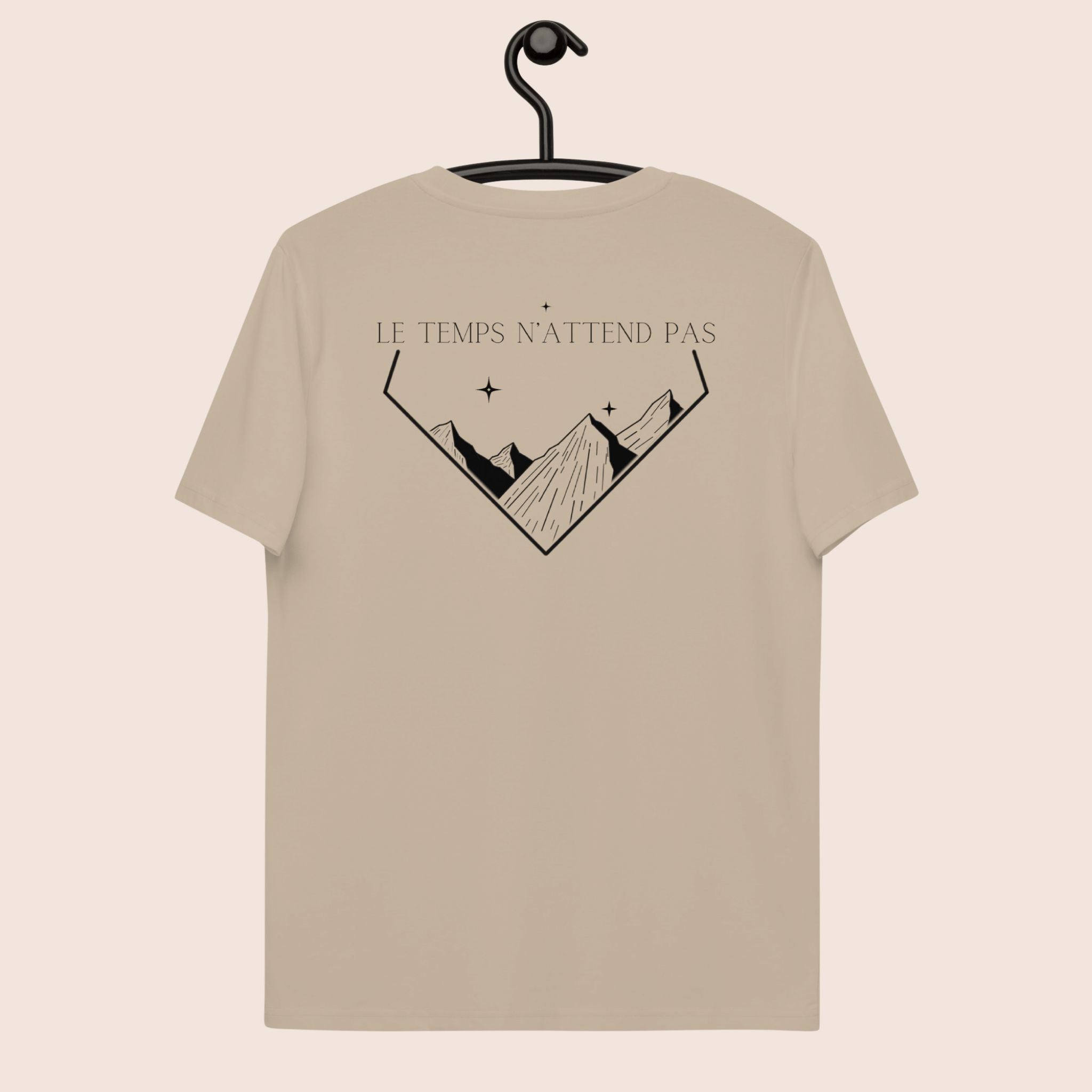 T-shirt non genré avec phrase d'inspiration dans le dos Le temps n'attend pas et symbole de montagnes graphiques. Logo imprimé Flame and Spirit poitrine gauche.