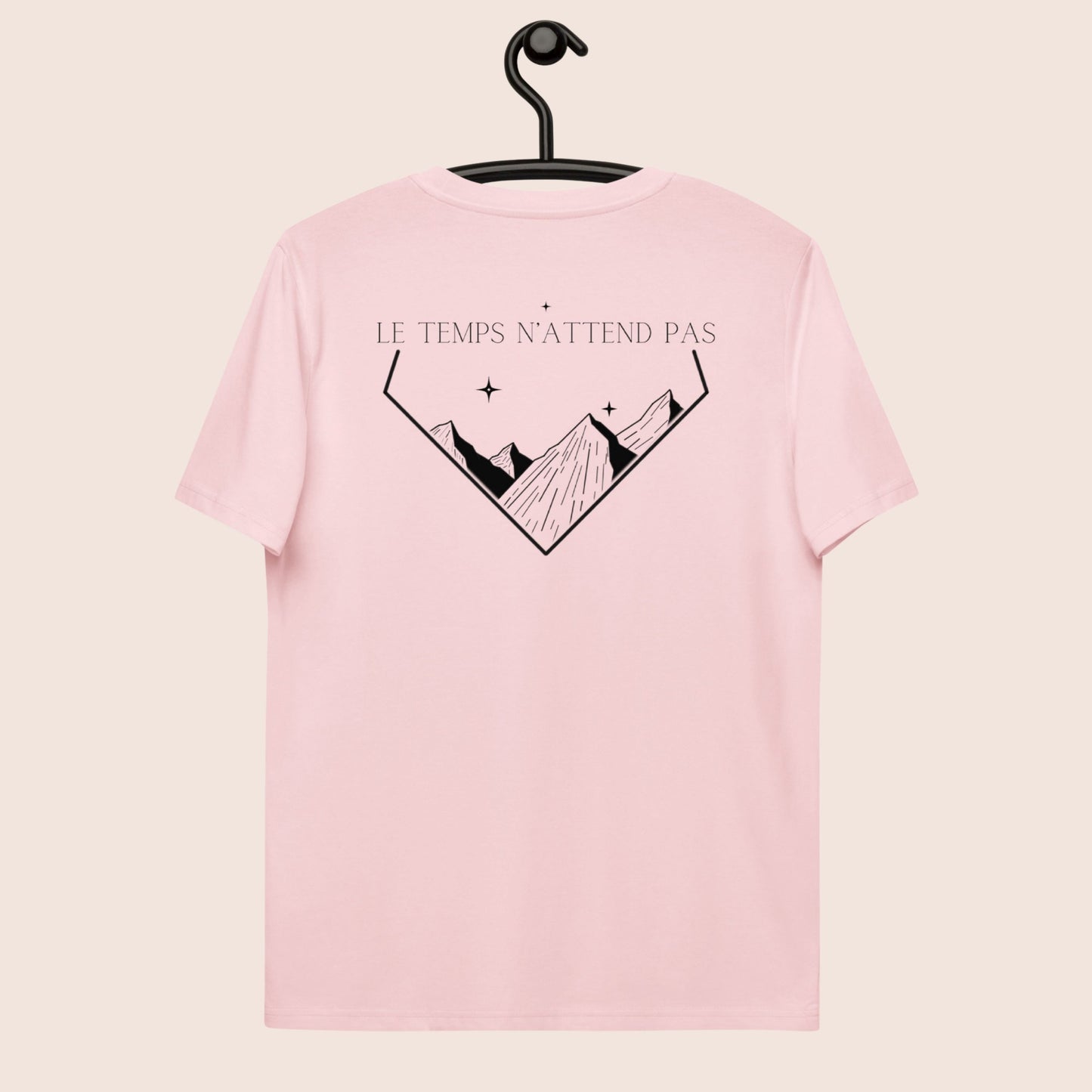 T-shirt unisexe, avec phrase d'inspiration dans le dos Le temps n'attend pas et symbole de montagnes graphique noir sur fond rose pale. Logo brodé Flame and Spirit poitrine gauche.