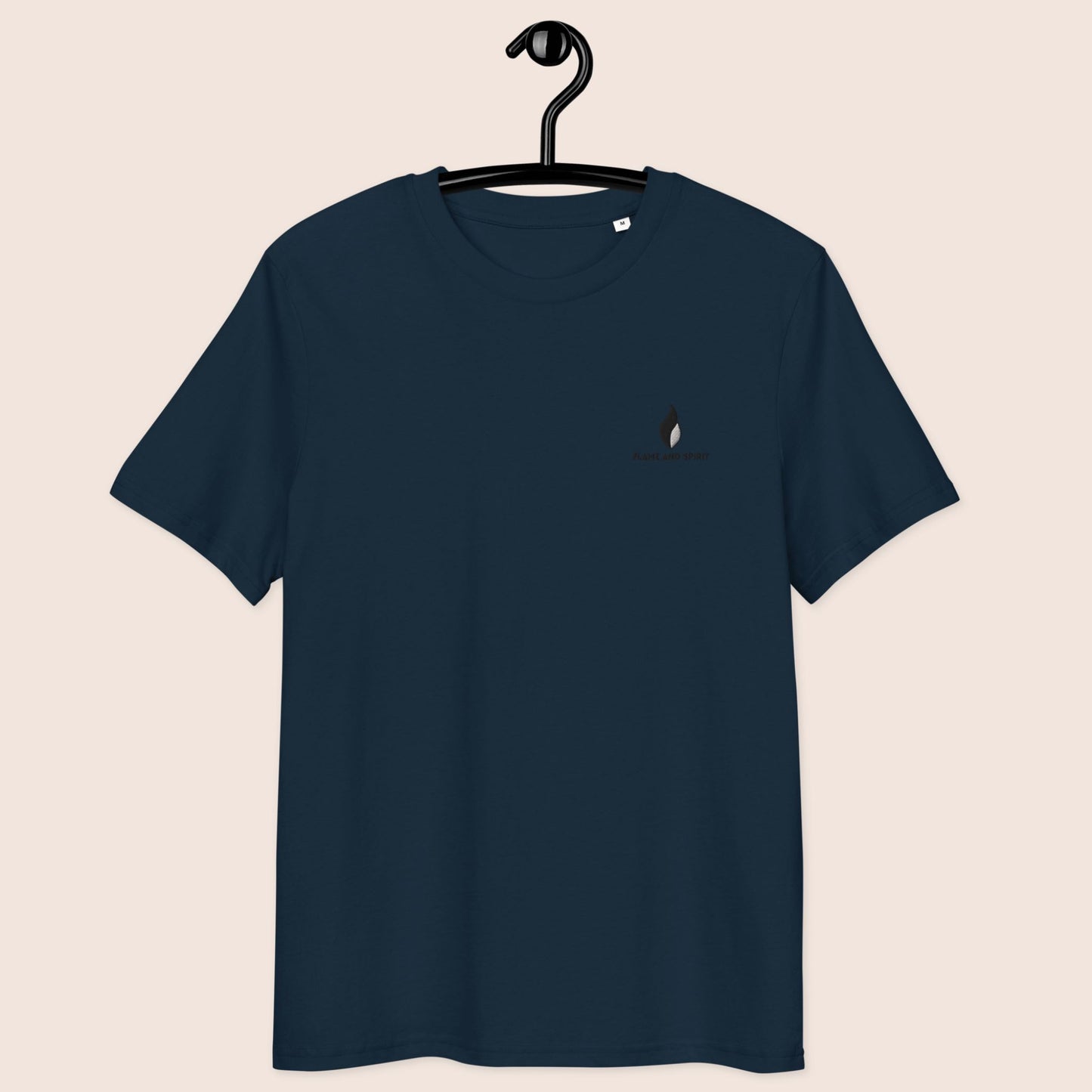 t-shirt non genré, bleu marine imprimé au dos avec une tête de léopard gris argent et la phrase inspirante l'action élimine le doute logo brodé flame and spirit à l'avant poitrine gauche