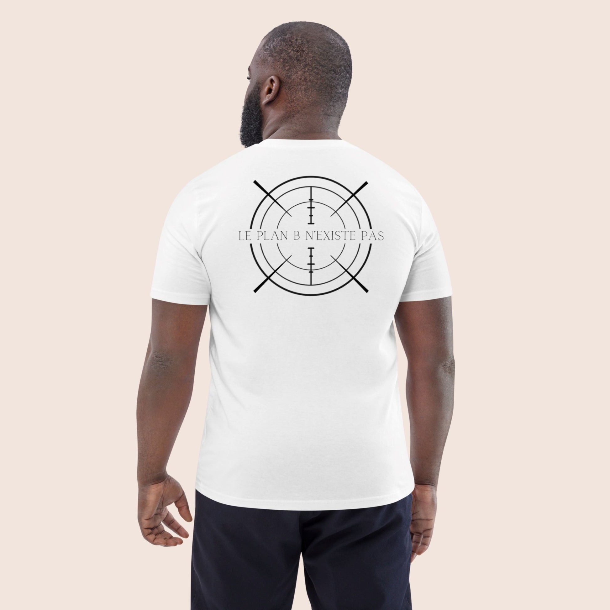 T-shirt unisexe, avec phrase de détermination dans le dos, Le plan B n'existe pas, au centre d'un symbole graphique de visée noir sur fond blanc. Logo brodé Flame and Spirit poitrine gauche.