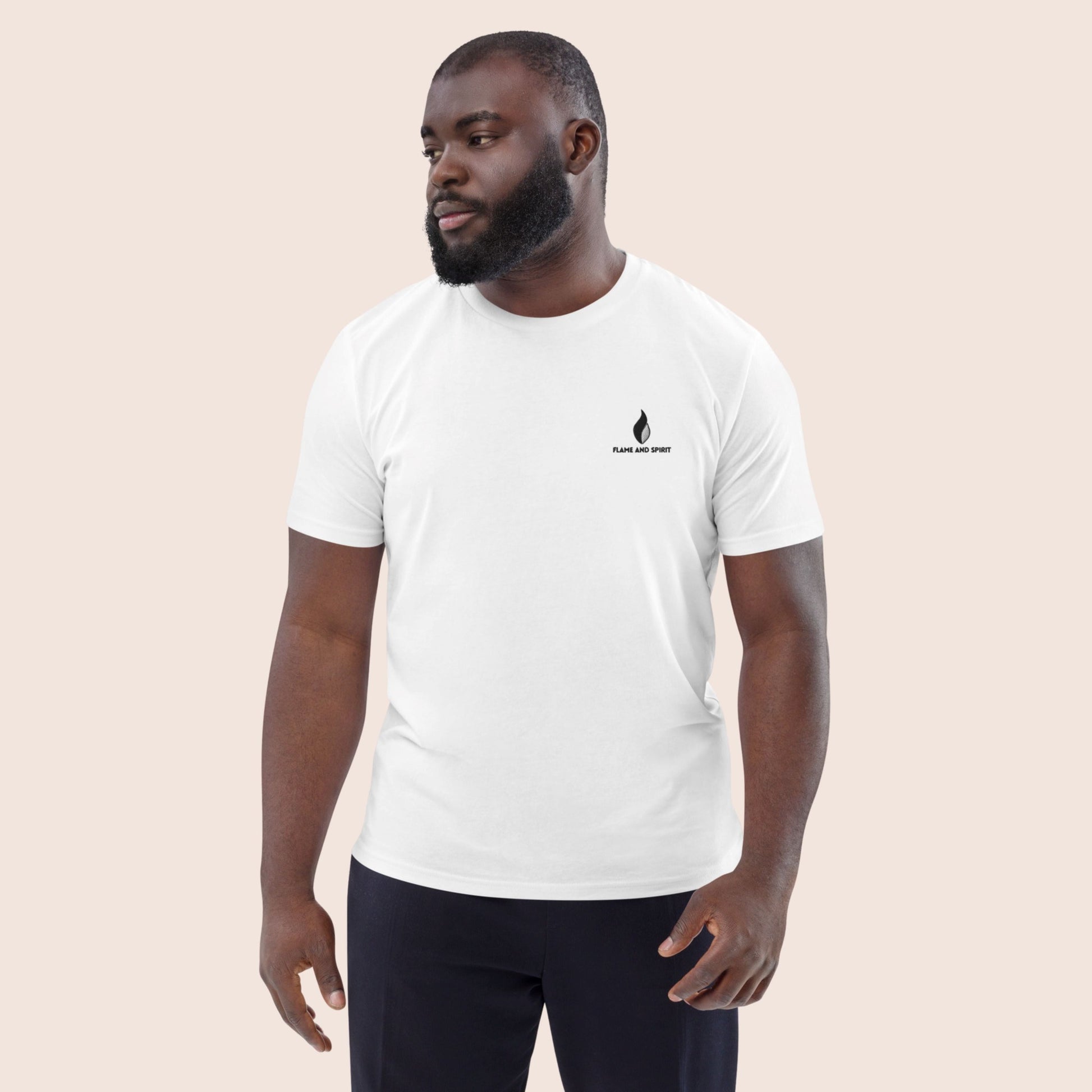 T-shirt non genré, avec phrase de détermination dans le dos, Le plan B n'existe pas, au centre d'un symbole graphique de visée noir sur fond blanc. Logo brodé Flame and Spirit poitrine gauche.