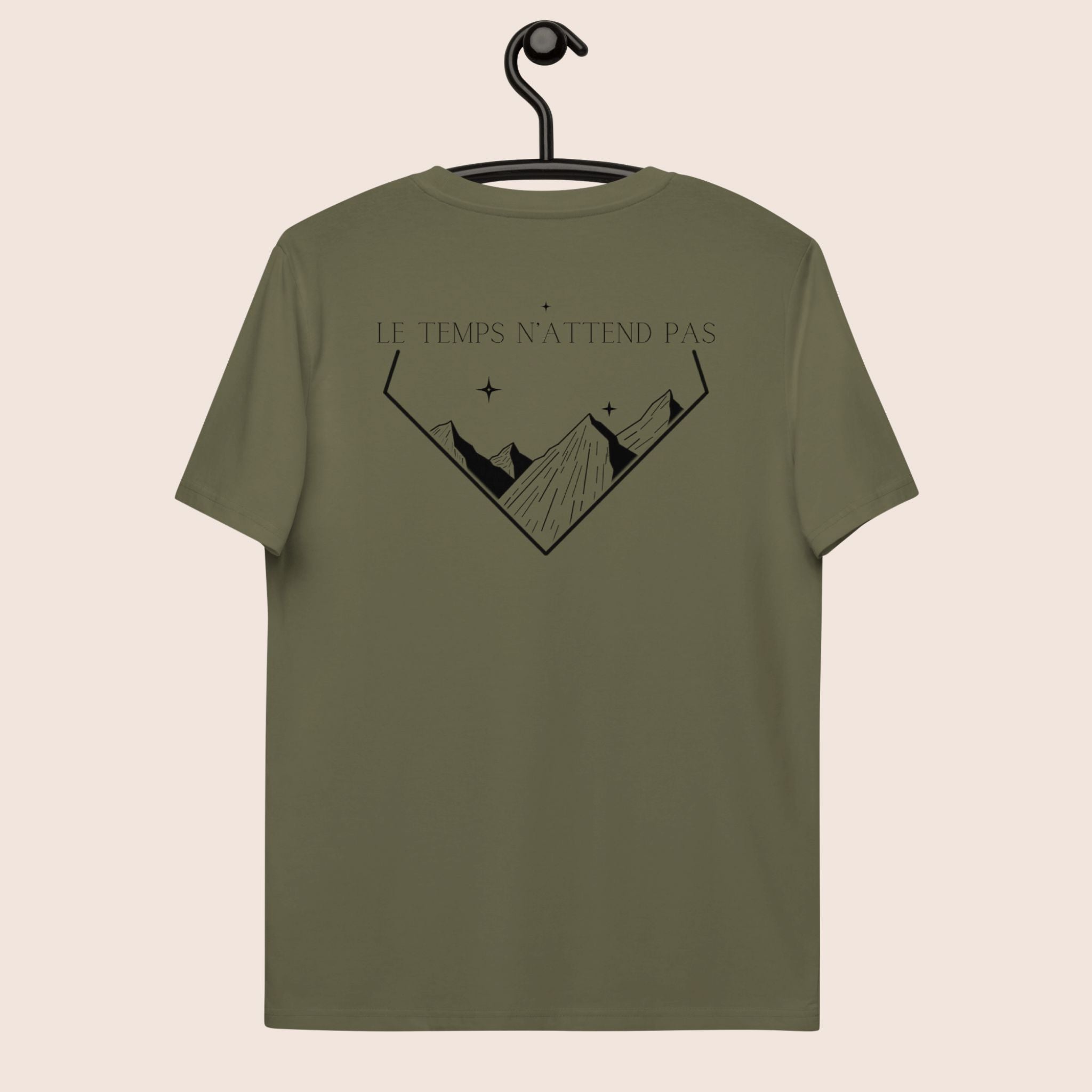 T-shirt non genré avec phrase d'inspiration dans le dos Le temps n'attend pas et symbole de montagnes graphiques. Logo imprimé Flame and Spirit poitrine gauche.