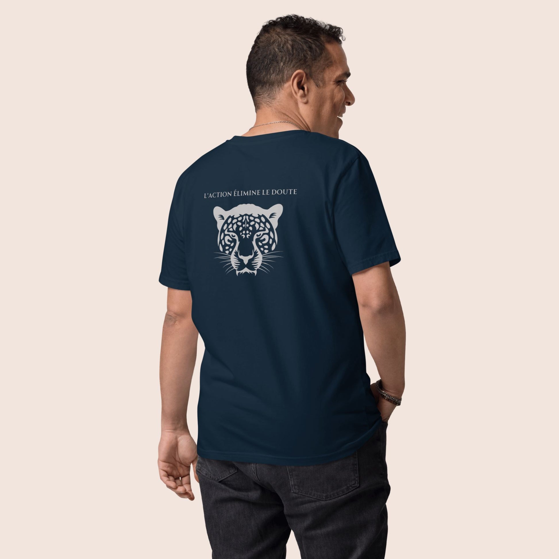 t-shirt unisexe, bleu marine imprimé au dos avec une tête de léopard gris argent et la phrase inspirante l'action élimine le doute logo brodé flame and spirit à l'avant poitrine gauche