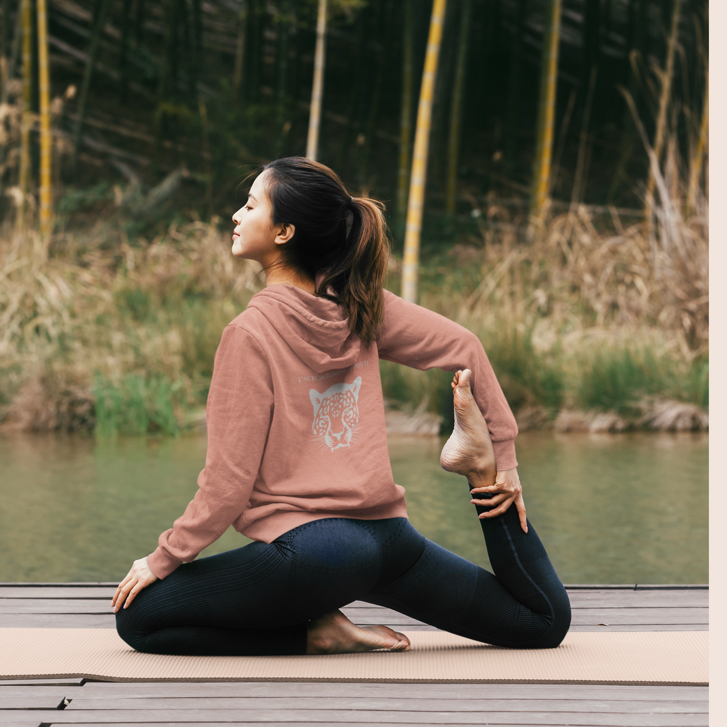 sweat à capuche non genré, dusty rose imprimé au dos avec une tête de léopard gris argent et la phrase inspirante l'action élimine le doute logo brodé flame and spirit à l'avant poitrine gauche