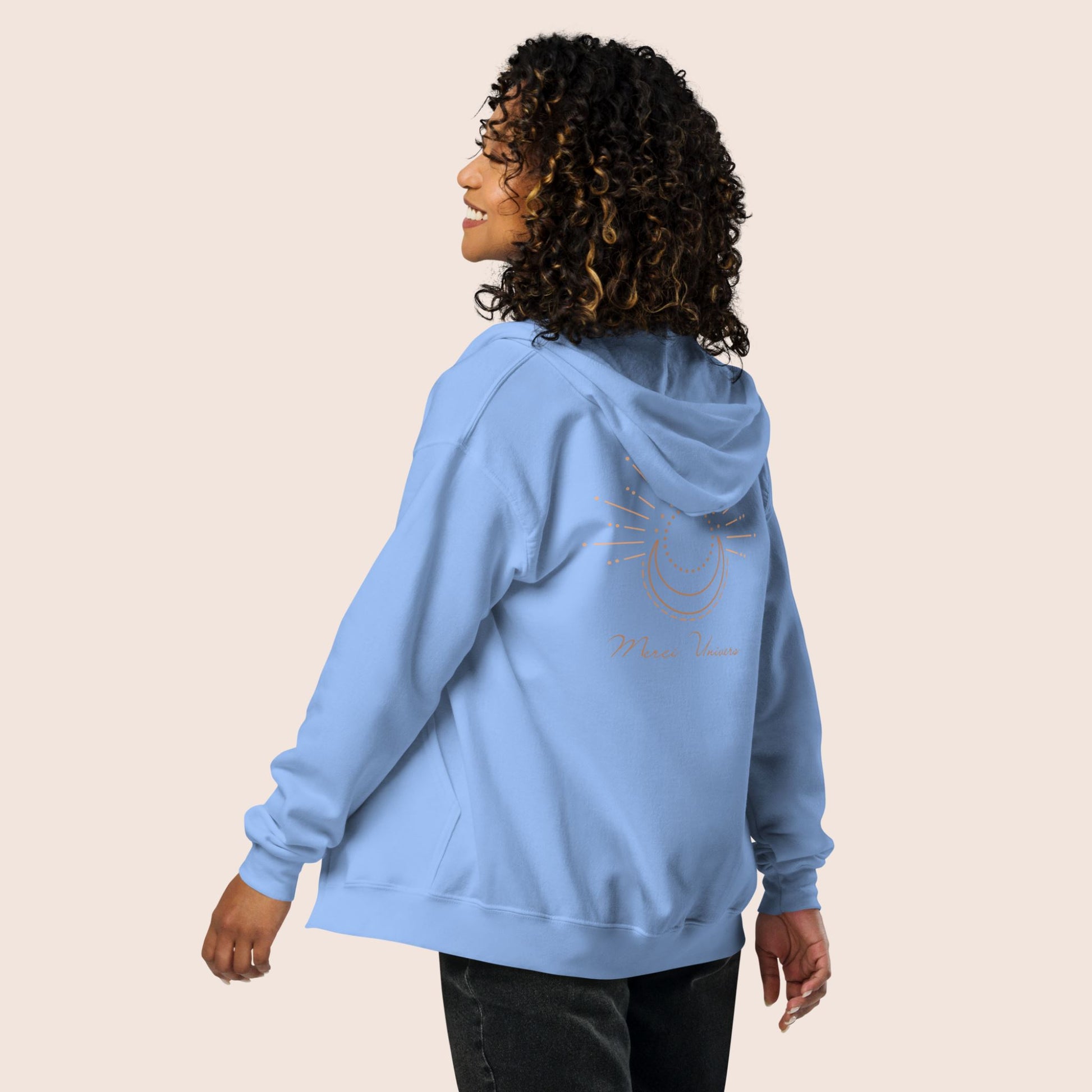 Veste à capuche unisexe, bleu clair avec message dans le dos Merci Univers et symbole graphique lune et soleil. Logo brodé Flame and Spirit poitrine gauche.