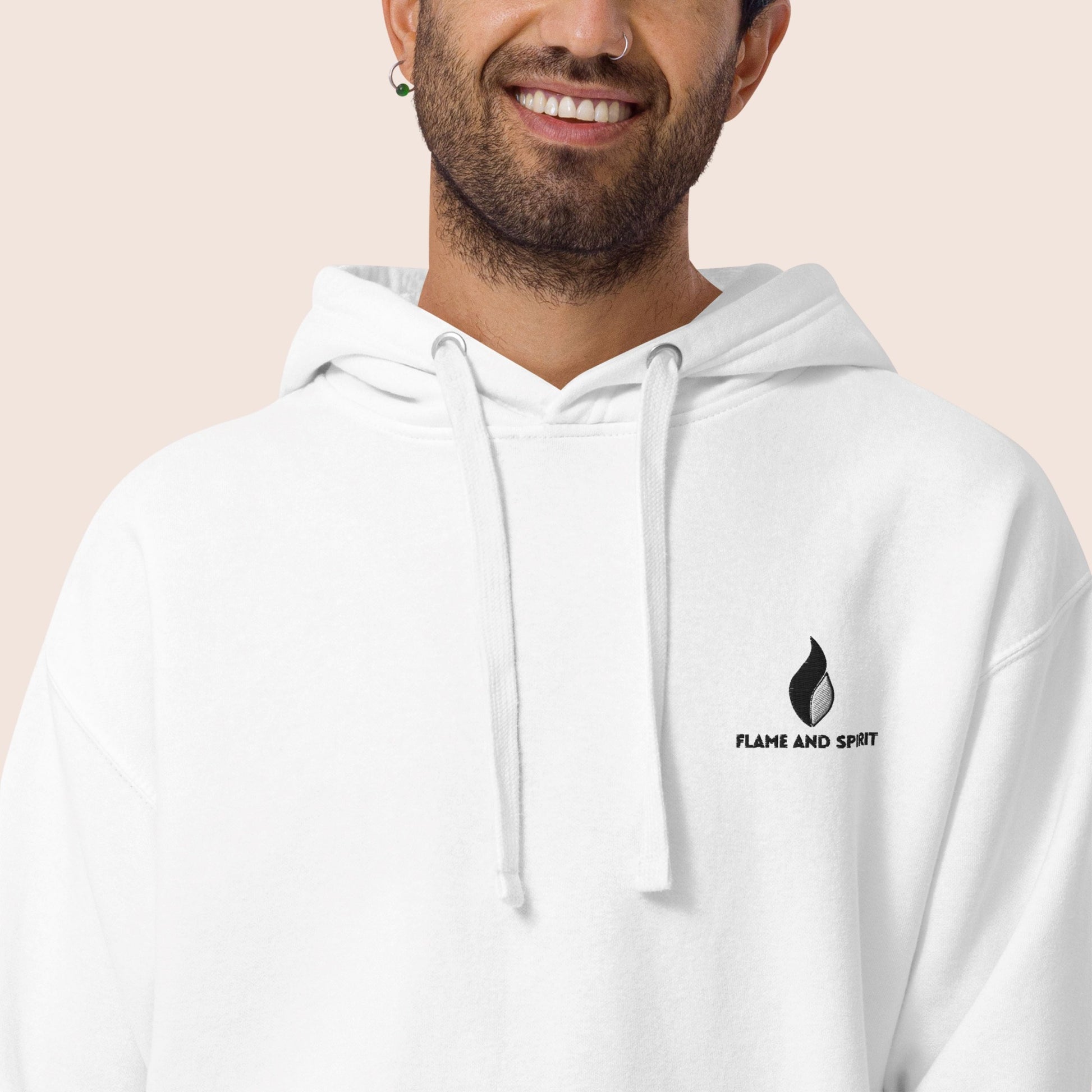 Sweat à capuche non genré, avec phrase de détermination dans le dos, Le plan B n'existe pas, au centre d'un symbole graphique de visée noir sur fond blanc. Logo brodé Flame and Spirit poitrine gauche.