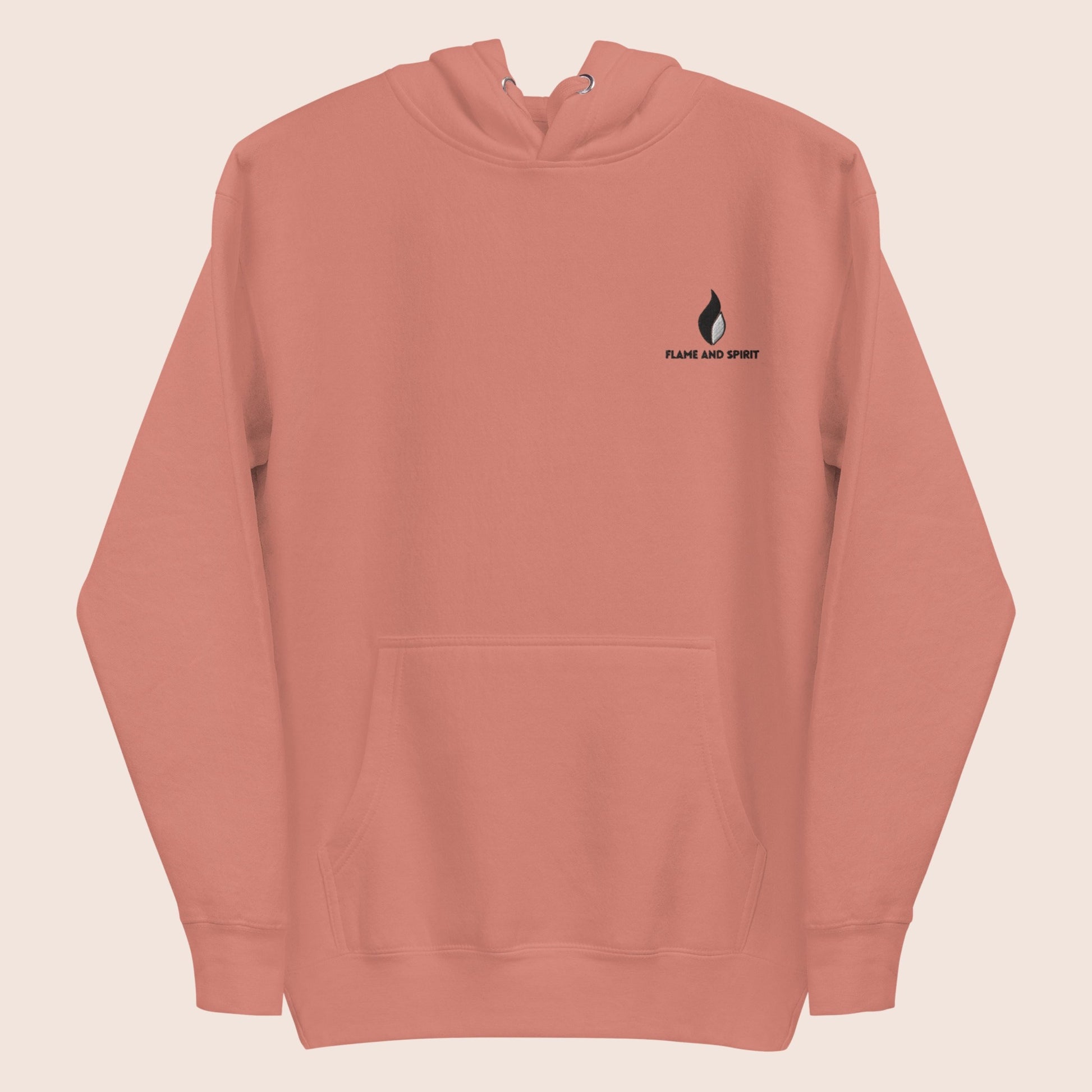 Sweat à capuche unisexe, avec message de motivation dans le dos Crois en tes rêves et symbolique graphique de l'attrape rêve sur fond rose poudré. Logo brodé Flame and Spirit poitrine gauche.