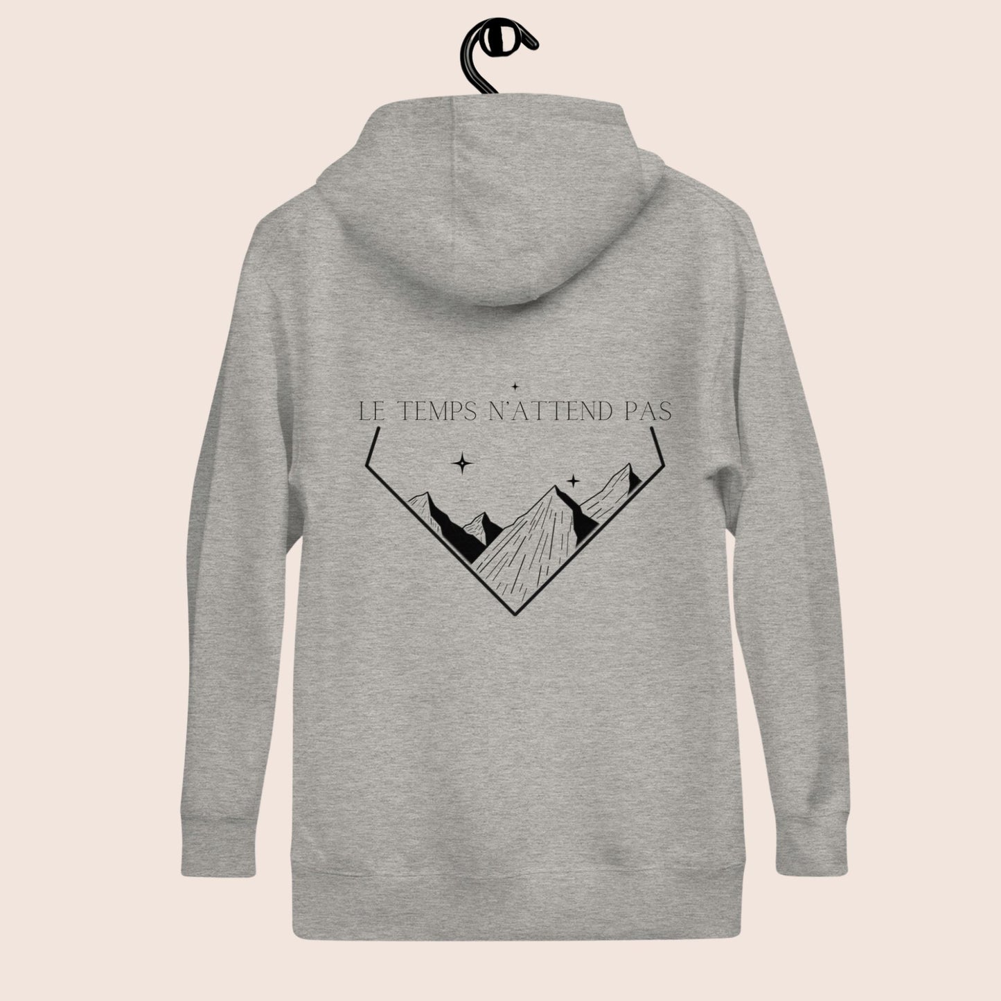 Sweat à capuche unisexe avec phrase d'inspiration dans le dos Le temps n'attend pas et symbole de montagnes graphique noir sur fond gris. Logo brodé Flame and Spirit poitrine gauche.