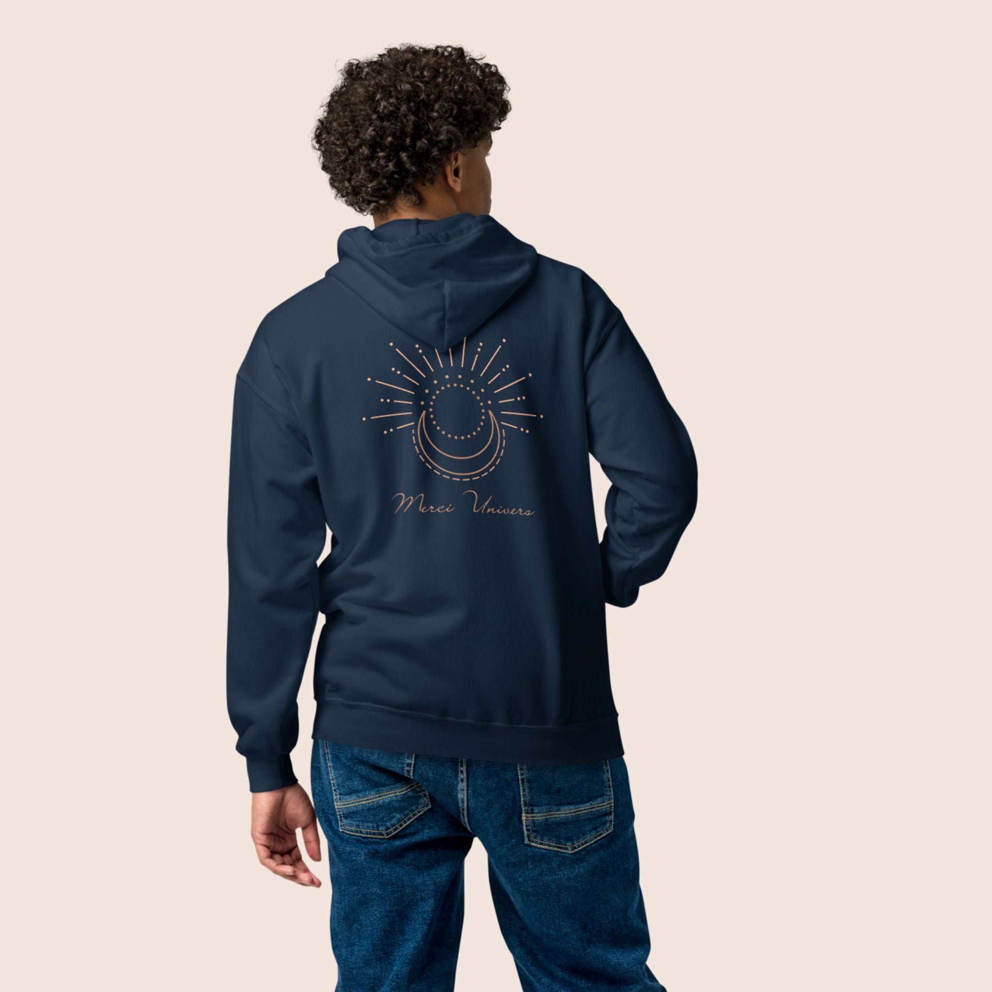 Veste à capuche non genré, bleu marine avec message dans le dos Merci Univers et symbole graphique lune et soleil. Logo brodé Flame and Spirit poitrine gauche.