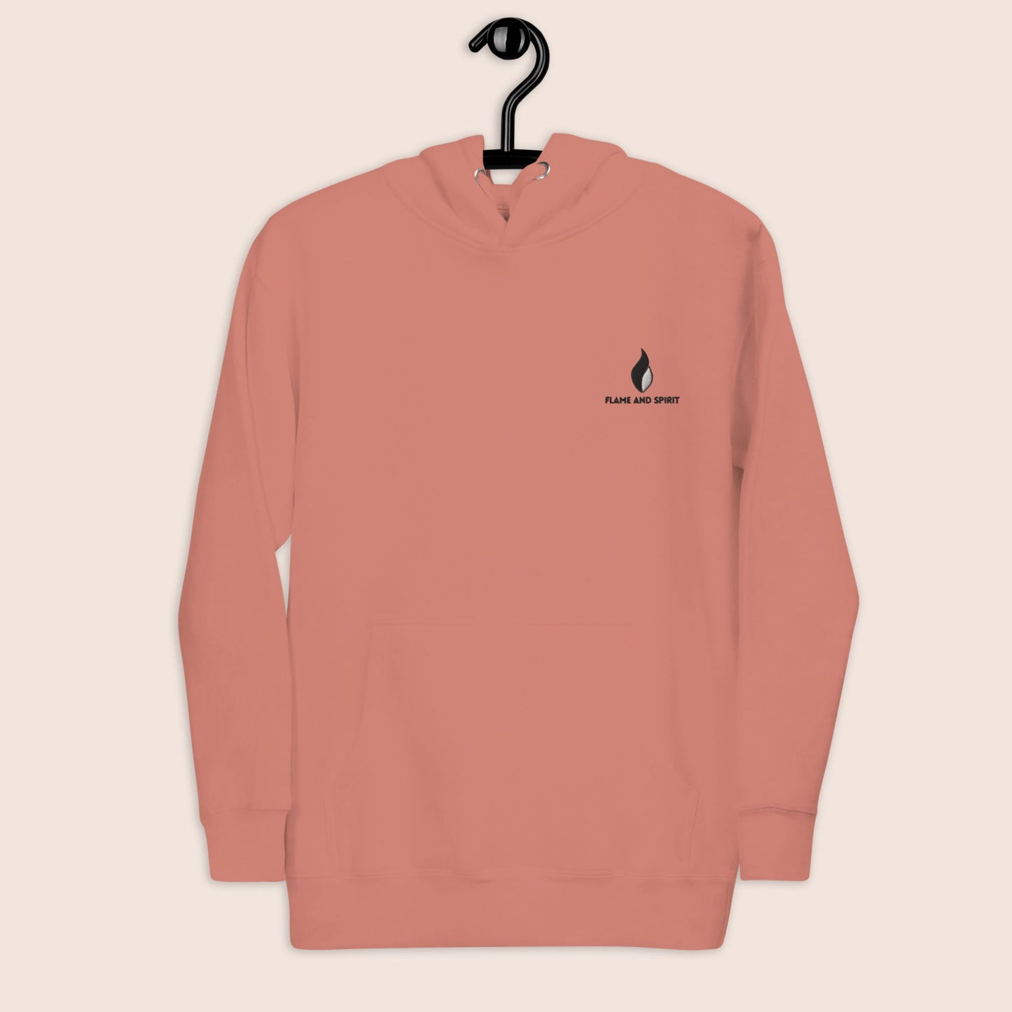 sweat à capuche unisexe, dusty rose imprimé au dos avec une tête de léopard gris argent et la phrase inspirante l'action élimine le doute logo brodé flame and spirit à l'avant poitrine gauche