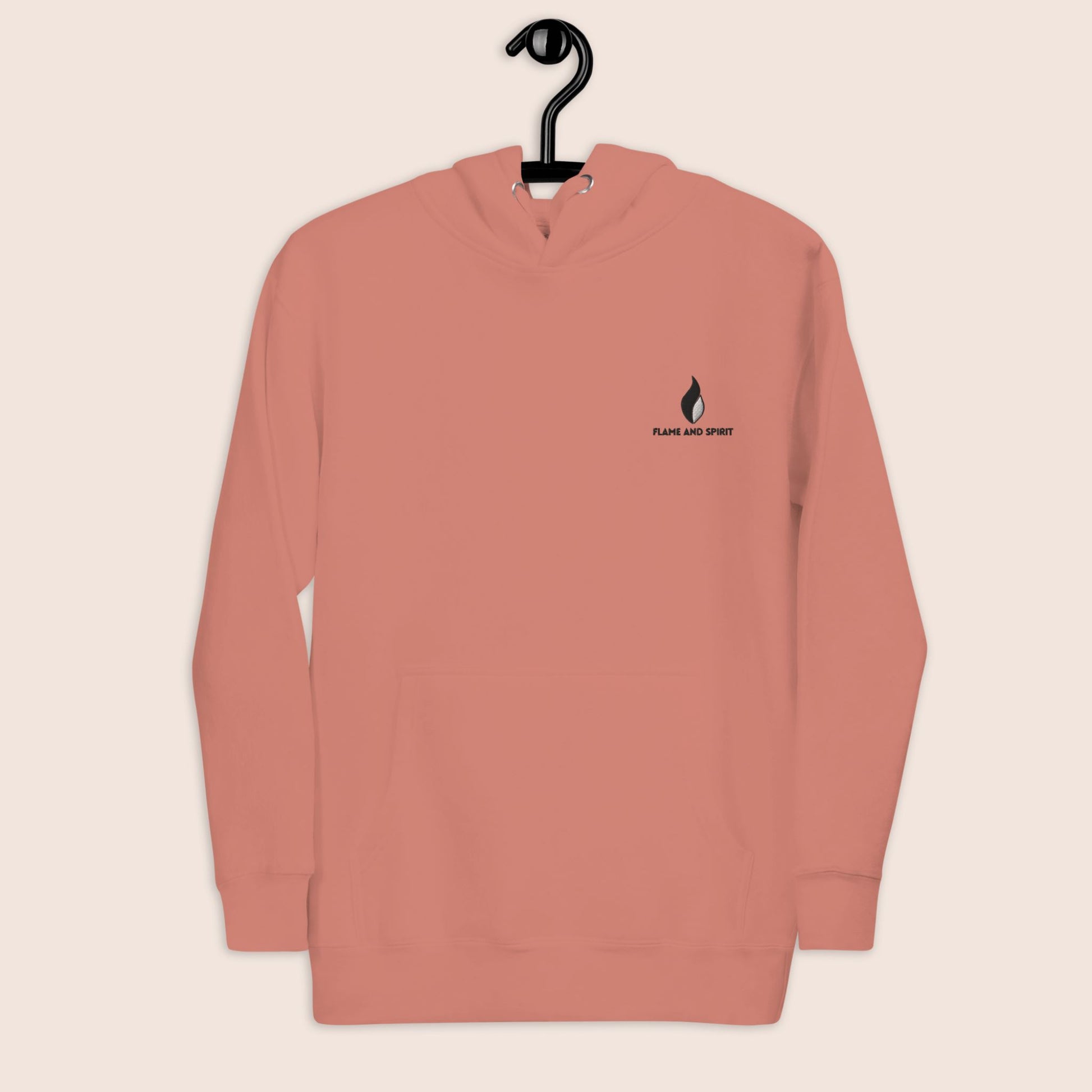 sweat à capuche unisexe, dusty rose imprimé au dos avec une tête de léopard gris argent et la phrase inspirante l'action élimine le doute logo brodé flame and spirit à l'avant poitrine gauche