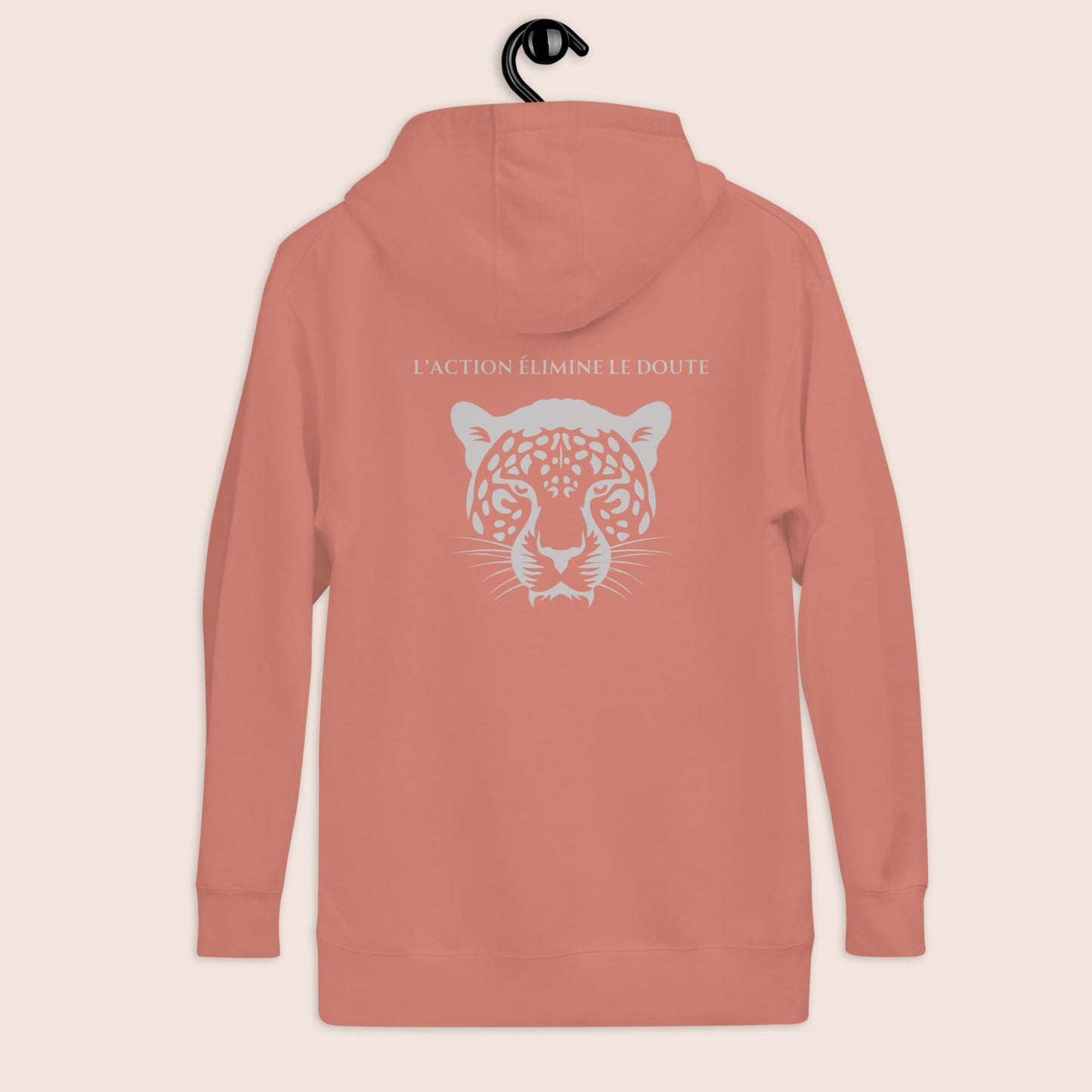 sweat à capuche non genré, dusty rose imprimé au dos avec une tête de léopard gris argent et la phrase inspirante l'action élimine le doute logo brodé flame and spirit à l'avant poitrine gauche