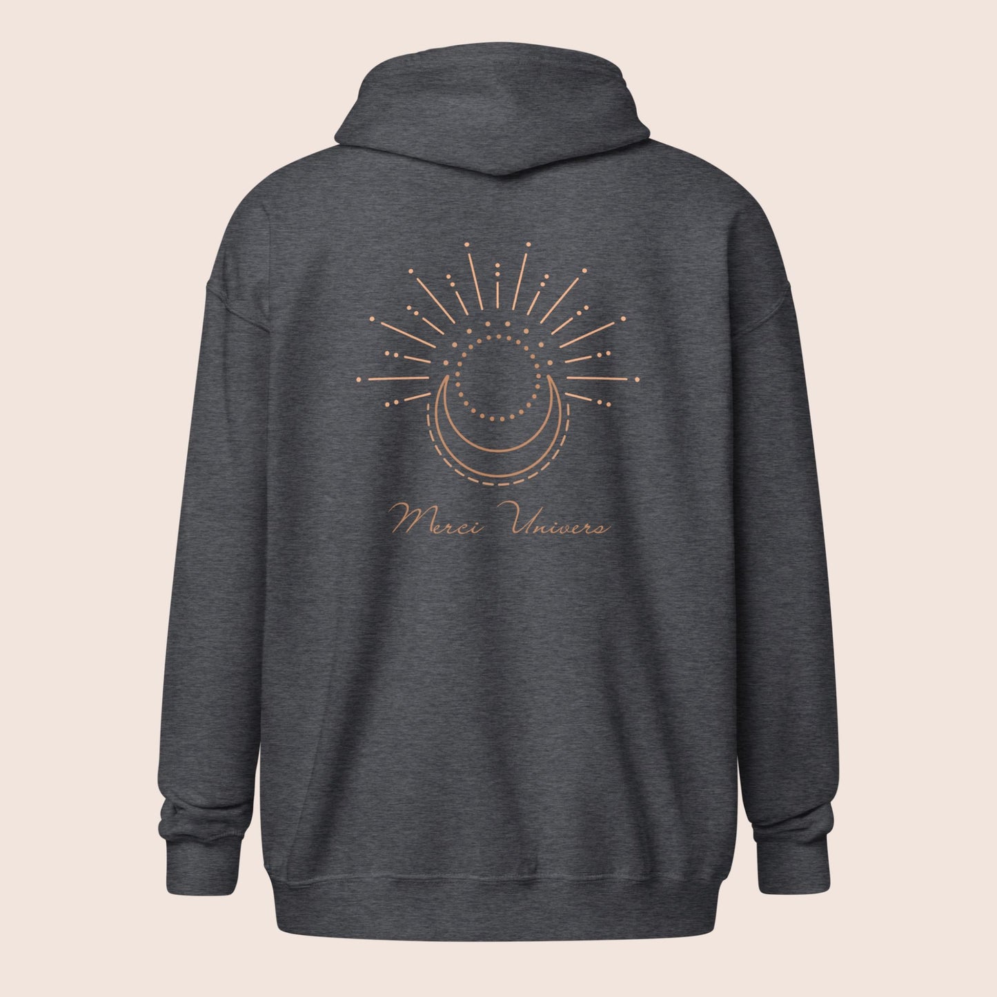 Veste à capuche unisexe, gris foncé avec message dans le dos Merci Univers et symbole graphique lune et soleil. Logo brodé Flame and Spirit poitrine gauche.