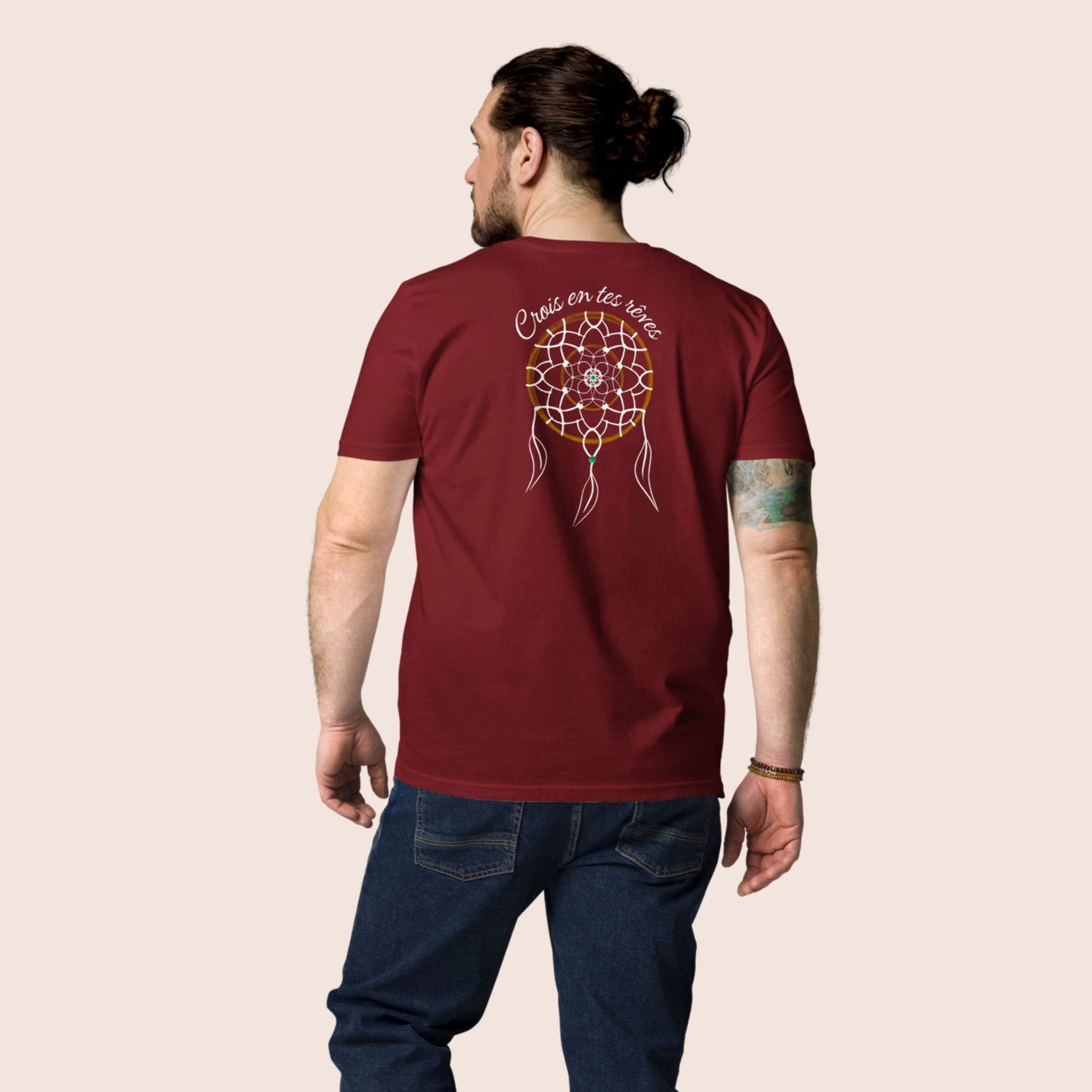 T-shirt non genré, avec affirmation positive dans le dos Crois en tes rêves et symbolique graphique de l'attrape rêve sur fond bordeaux. Logo brodé Flame and Spirit poitrine gauche.