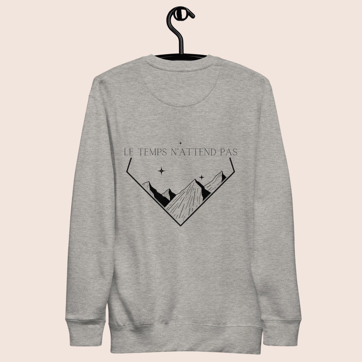 Sweat-shirt unisexe, avec phrase d'inspiration dans le dos Le temps n'attend pas et symbole de montagnes graphique noir sur fond gris clair. Logo brodé Flame and Spirit poitrine gauche.