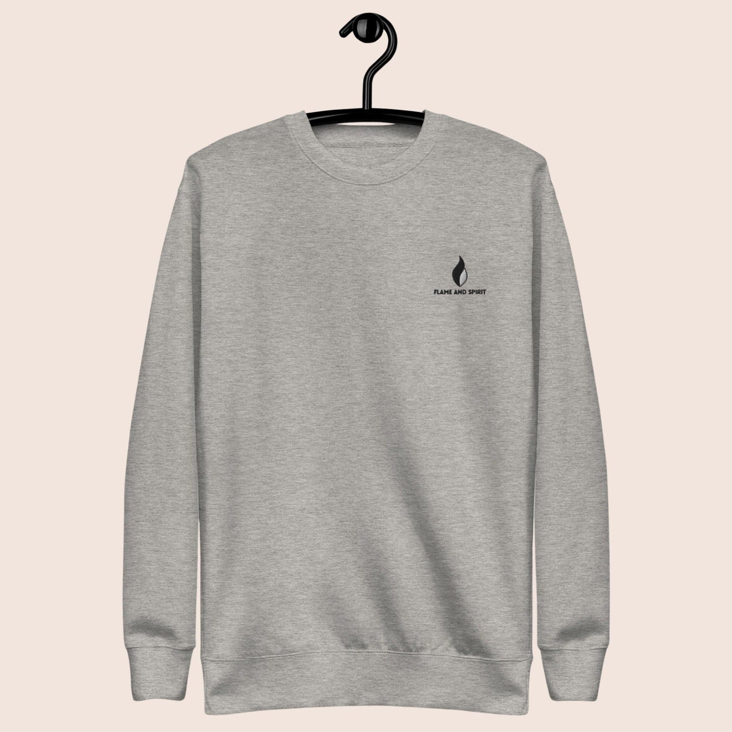 Sweat-shirt non genré, avec phrase d'inspiration dans le dos Le temps n'attend pas et symbole de montagnes graphique noir sur fond gris clair. Logo brodé Flame and Spirit poitrine gauche.