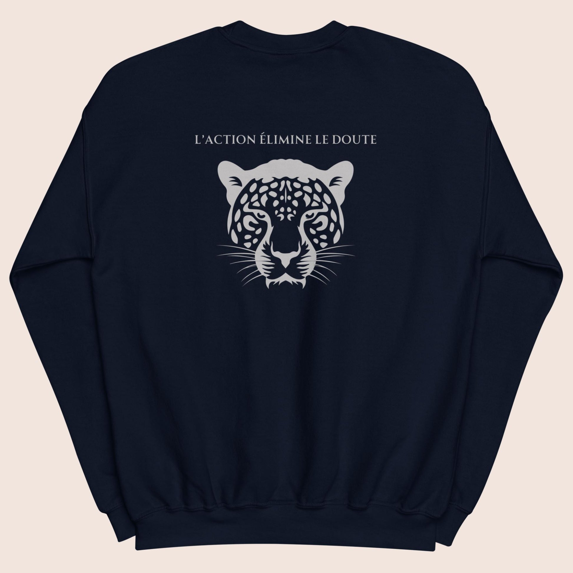 sweat-shirt non genré bleu marine, imprimé au dos avec une tête de léopard gris argent et la phrase inspirante l'action élimine le doute logo brodé flame and spirit à l'avant poitrine gauche