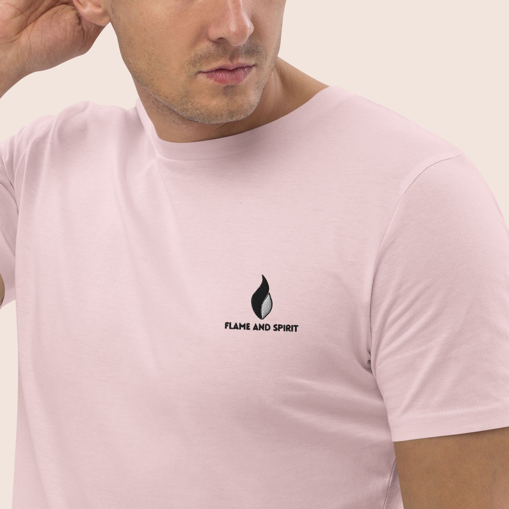 T-shirt unisexe, avec affirmation positive dans le dos Crois en tes rêves et symbolique graphique de l'attrape rêve sur fond rose pale. Logo brodé Flame and Spirit poitrine gauche.