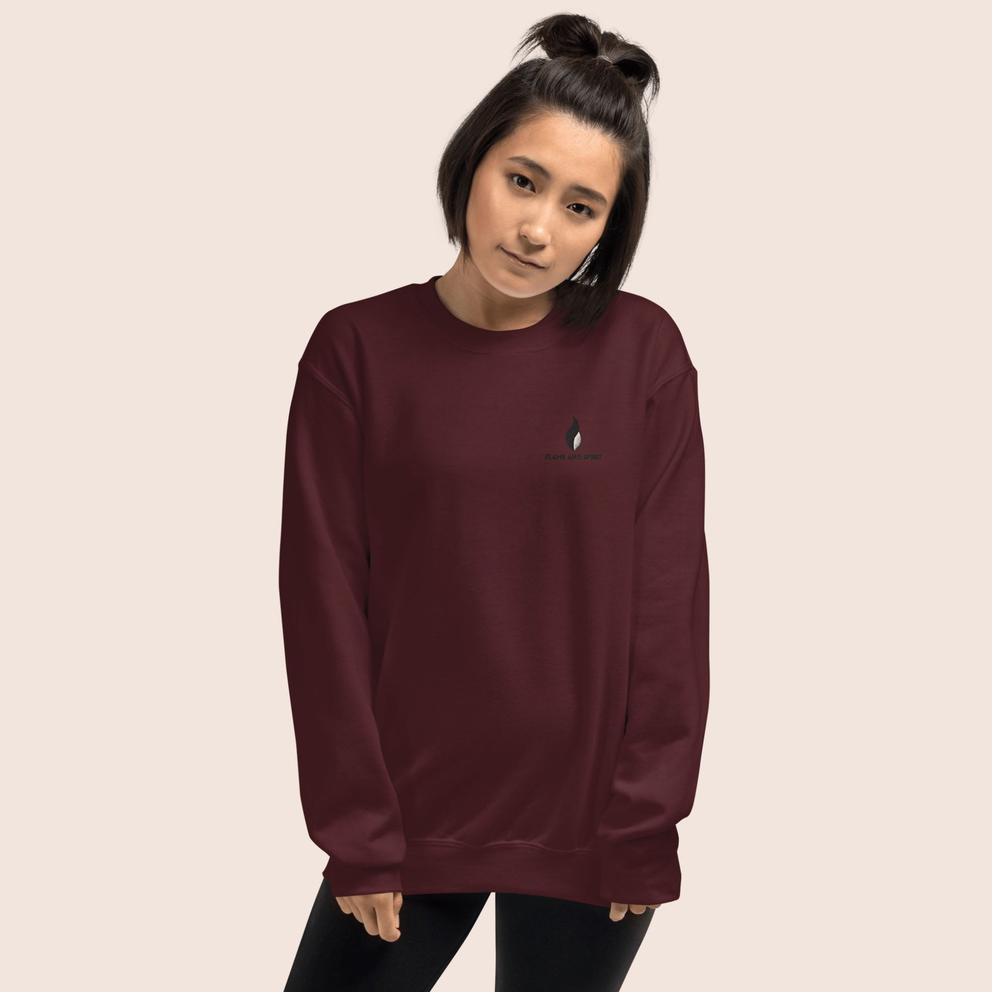 sweat-shirt unisexe rouge bordeaux, imprimé au dos avec une tête de léopard gris argent et la phrase inspirante l'action élimine le doute logo brodé flame and spirit à l'avant poitrine gauche