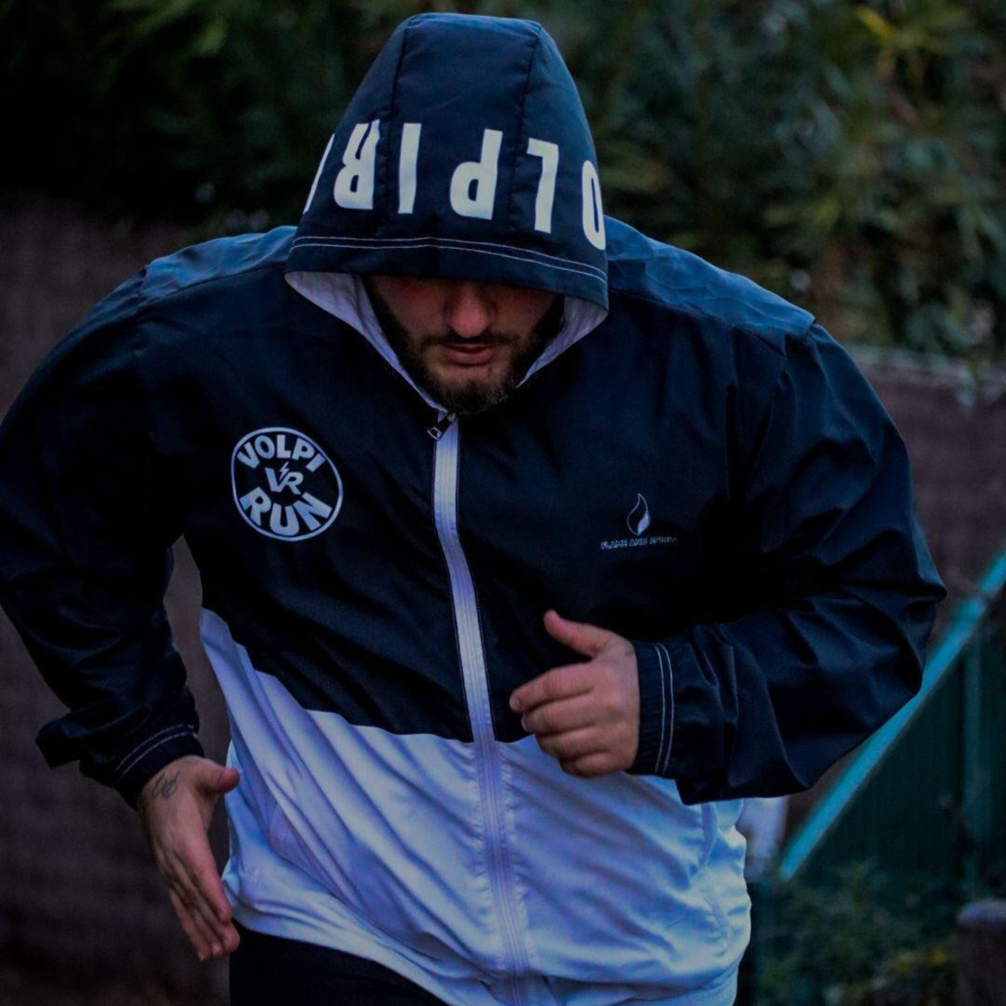 Romain Volpiano x Flame and Spirit coupe vent Le plan B n'existe pas, capuche personnalisable 2