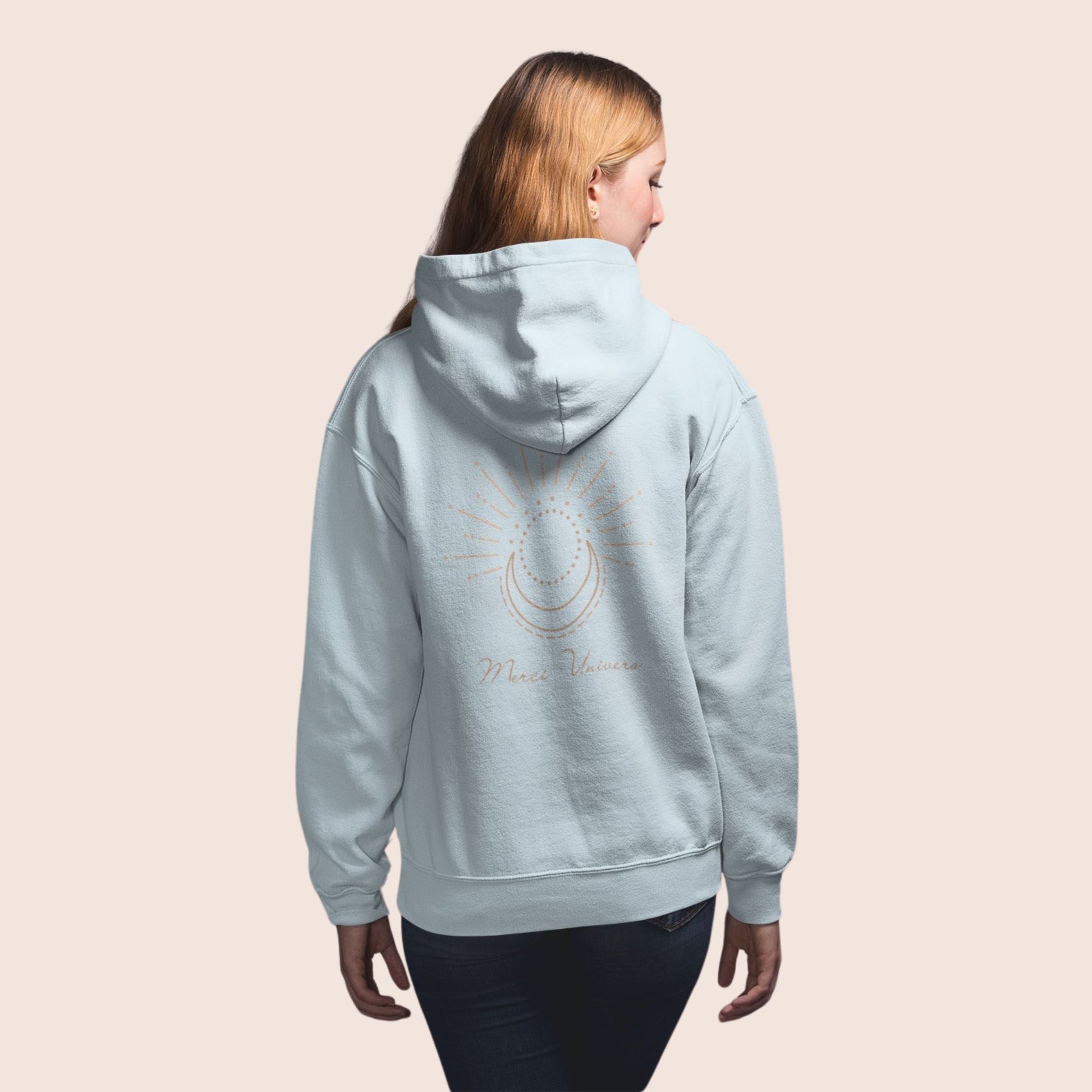 sweat à capuche unisexe bleu clair brodé à l'avant poitrine gauche  logo flame and spirit et imprimé dans le dos avec un design simple de soleil et lune avec le message inspirant merci univers