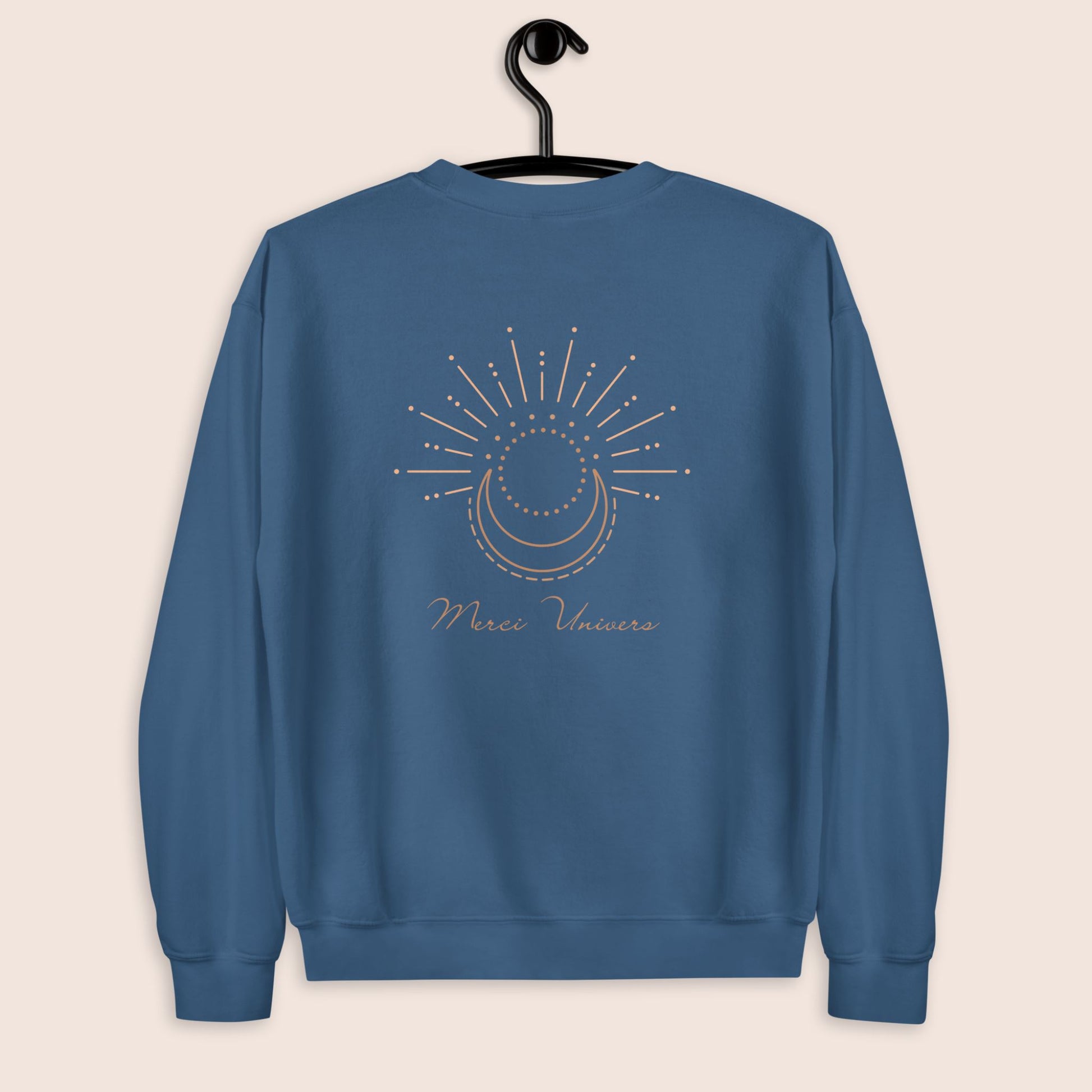 sweat-shirt unisexe bleu indigo  brodé à l'avant poitrine gauche logo flame and spirit et imprimé dans le dos avec un design simple de lune et soleil et le message inspirant merci univers