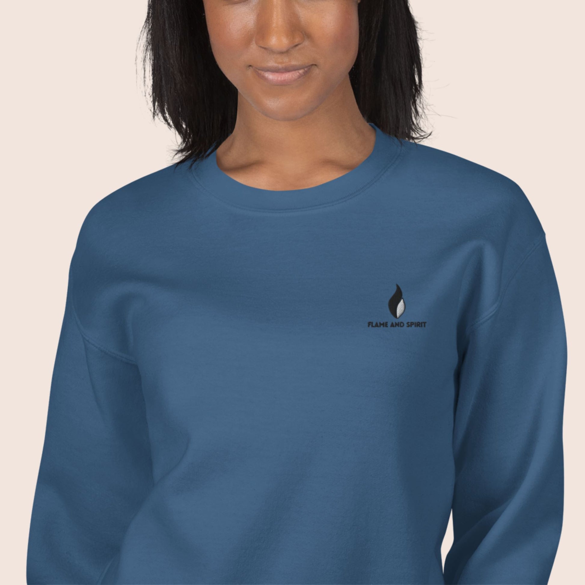 sweat-shirt unisexe bleu indigo  brodé à l'avant poitrine gauche logo flame and spirit et imprimé dans le dos avec un design simple de lune et soleil et le message inspirant merci univers