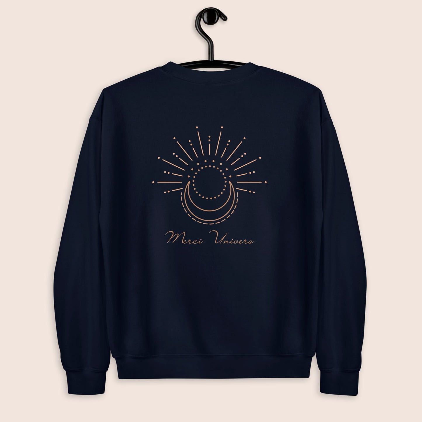 sweat-shirt unisexe bleu marine brodé à l'avant poitrine gauche logo flame and spirit et imprimé dans le dos avec un design simple de lune et soleil et le message inspirant merci univers