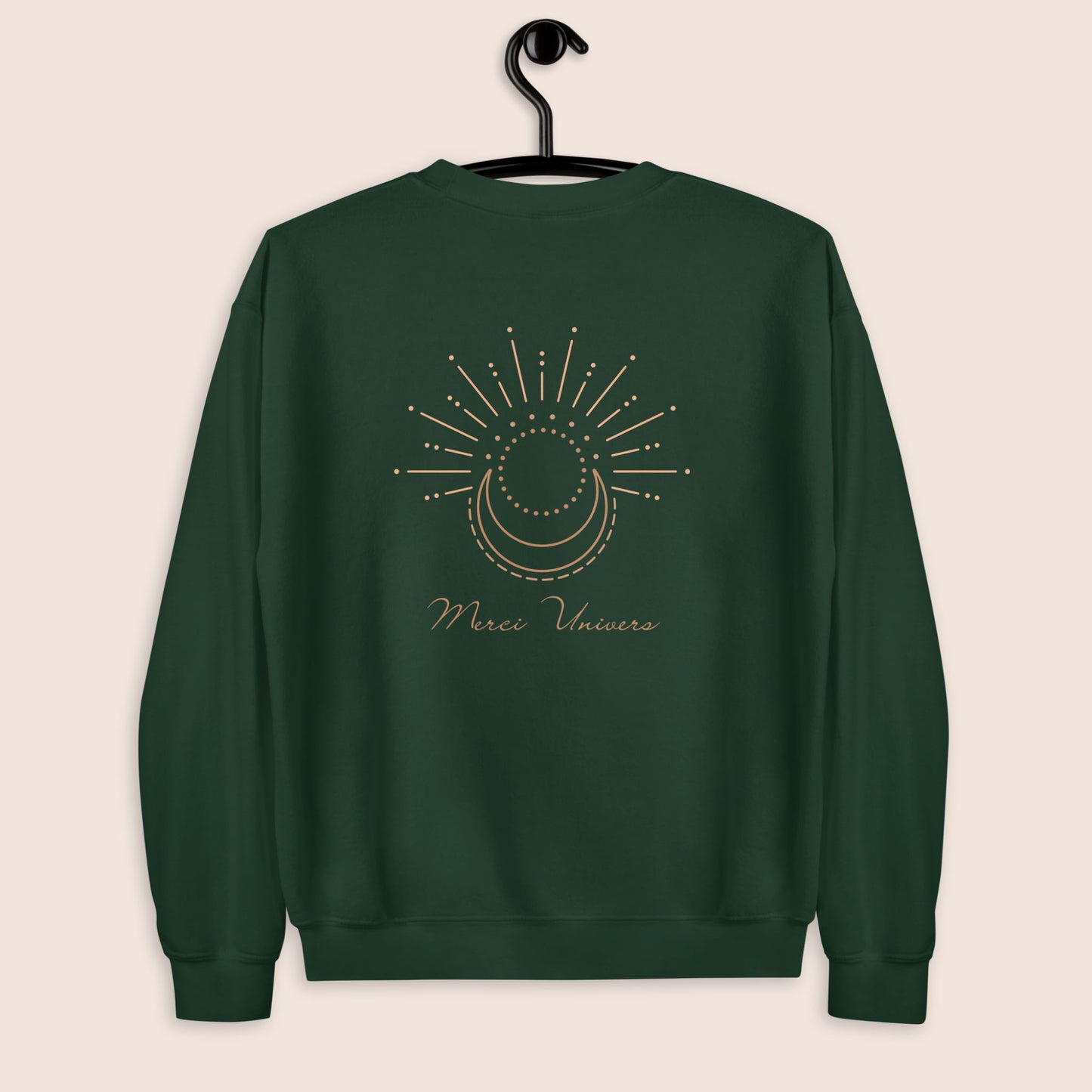 sweat-shirt unisexe vert forêt brodé à l'avant poitrine gauche logo flame and spirit et imprimé dans le dos avec un design simple de lune et soleil et le message inspirant merci univers