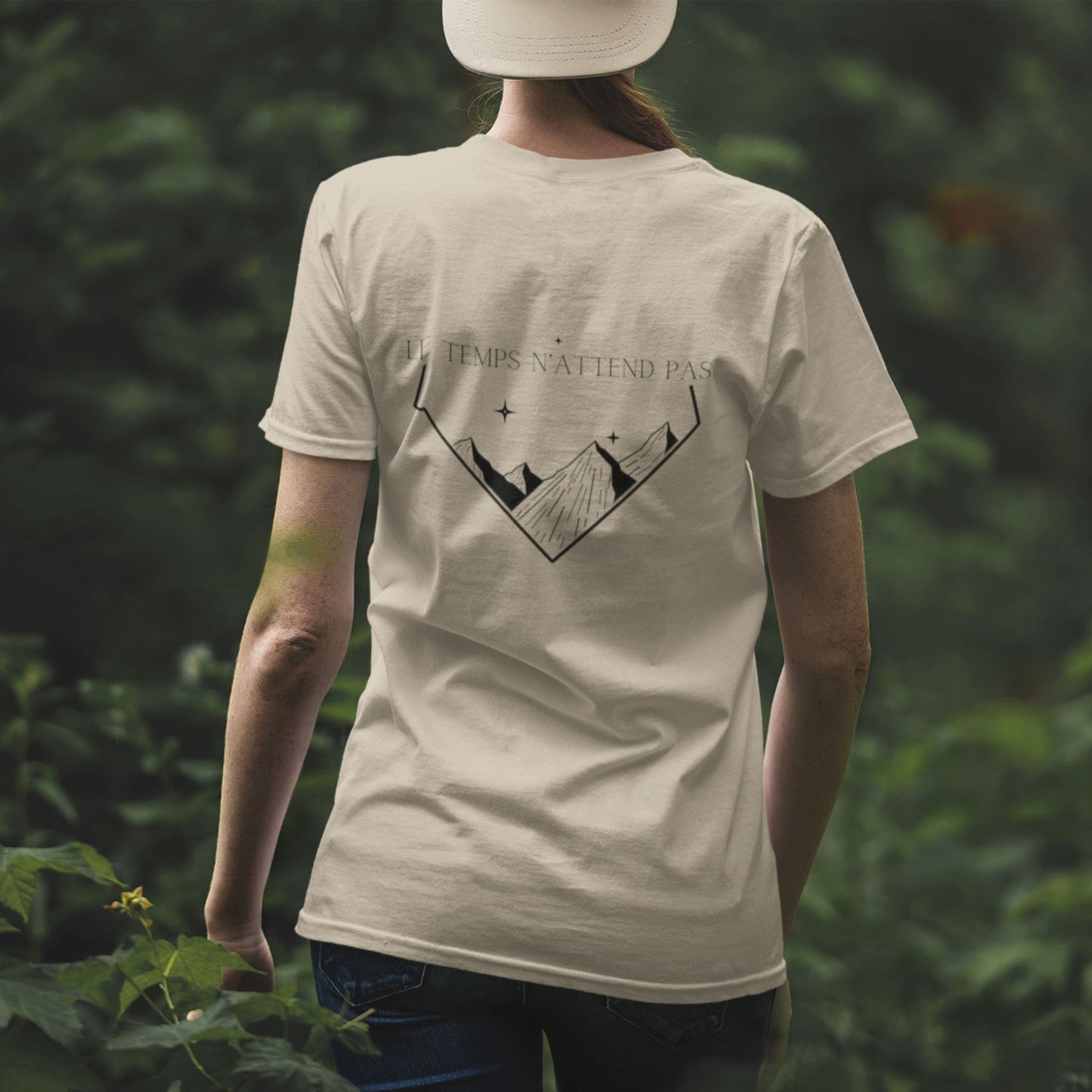 T-shirt non genré, avec phrase d'inspiration dans le dos Le temps n'attend pas et symbole de montagnes graphique noir sur fond beige. Logo brodé Flame and Spirit poitrine gauche.