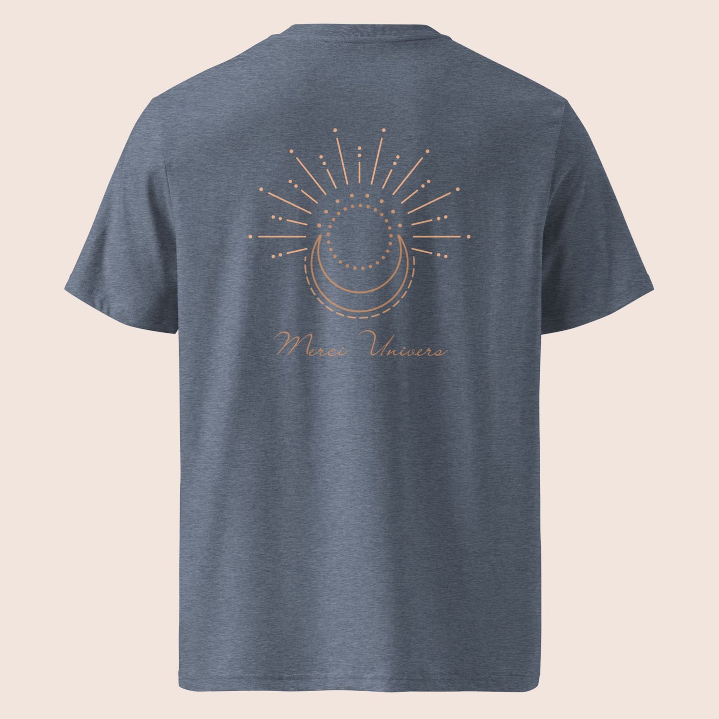 t-shirt unisexe bleu gris  brodé à l'avant poitrine gauche logo flame and spirit et imprimé dans le dos avec un design simple de lune et soleil et le message inspirant merci univers