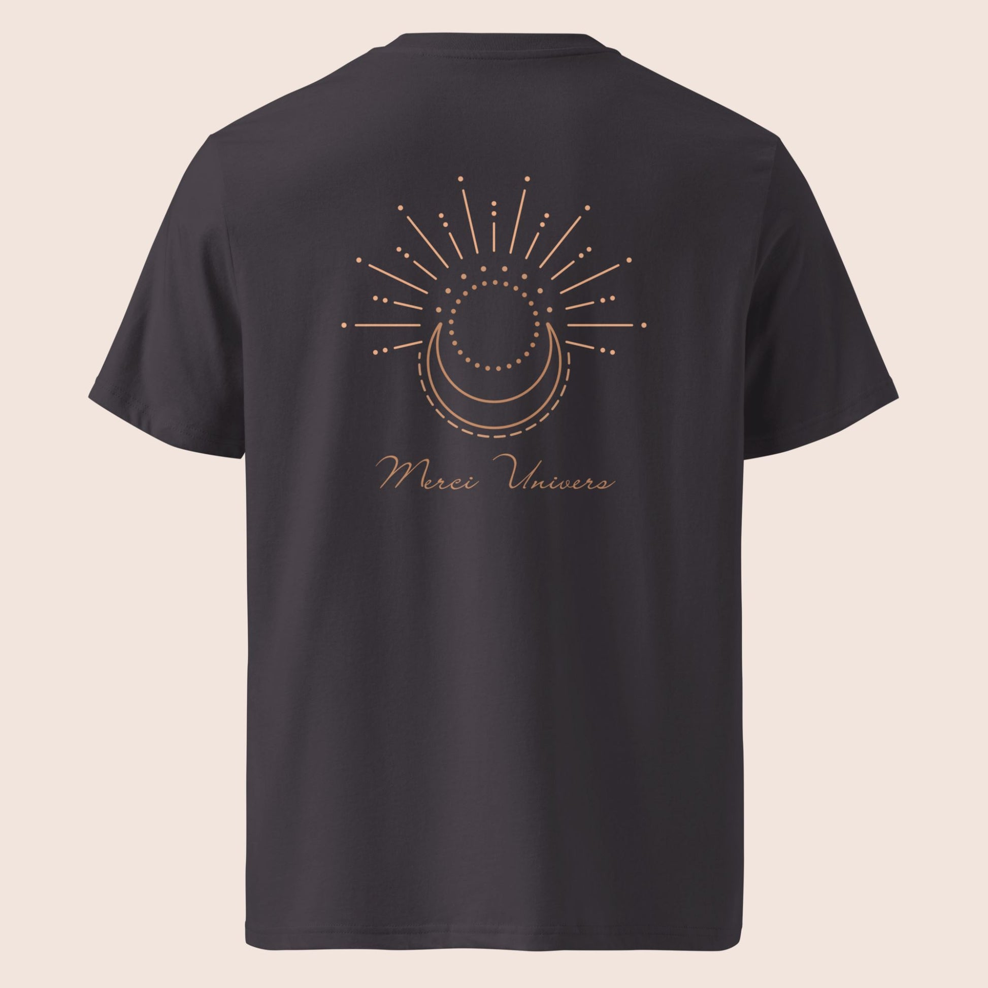 t-shirt unisexe gris anthracite brodé à l'avant poitrine gauche logo flame and spirit et imprimé dans le dos avec un design simple de lune et soleil et le message inspirant merci univers