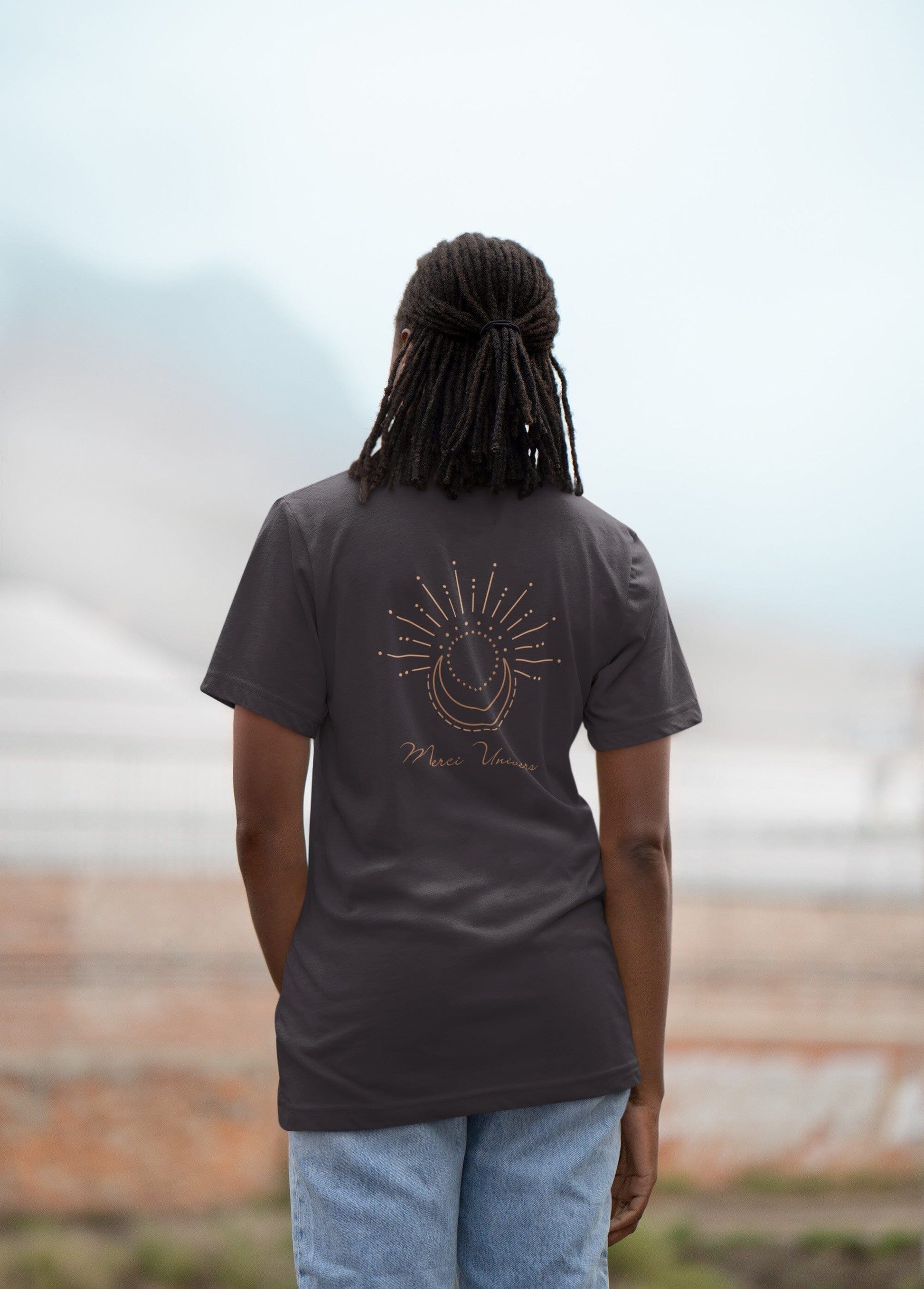 t-shirt unisexe gris anthracite brodé à l'avant poitrine gauche logo flame and spirit et imprimé dans le dos avec un design simple de lune et soleil et le message inspirant merci univers