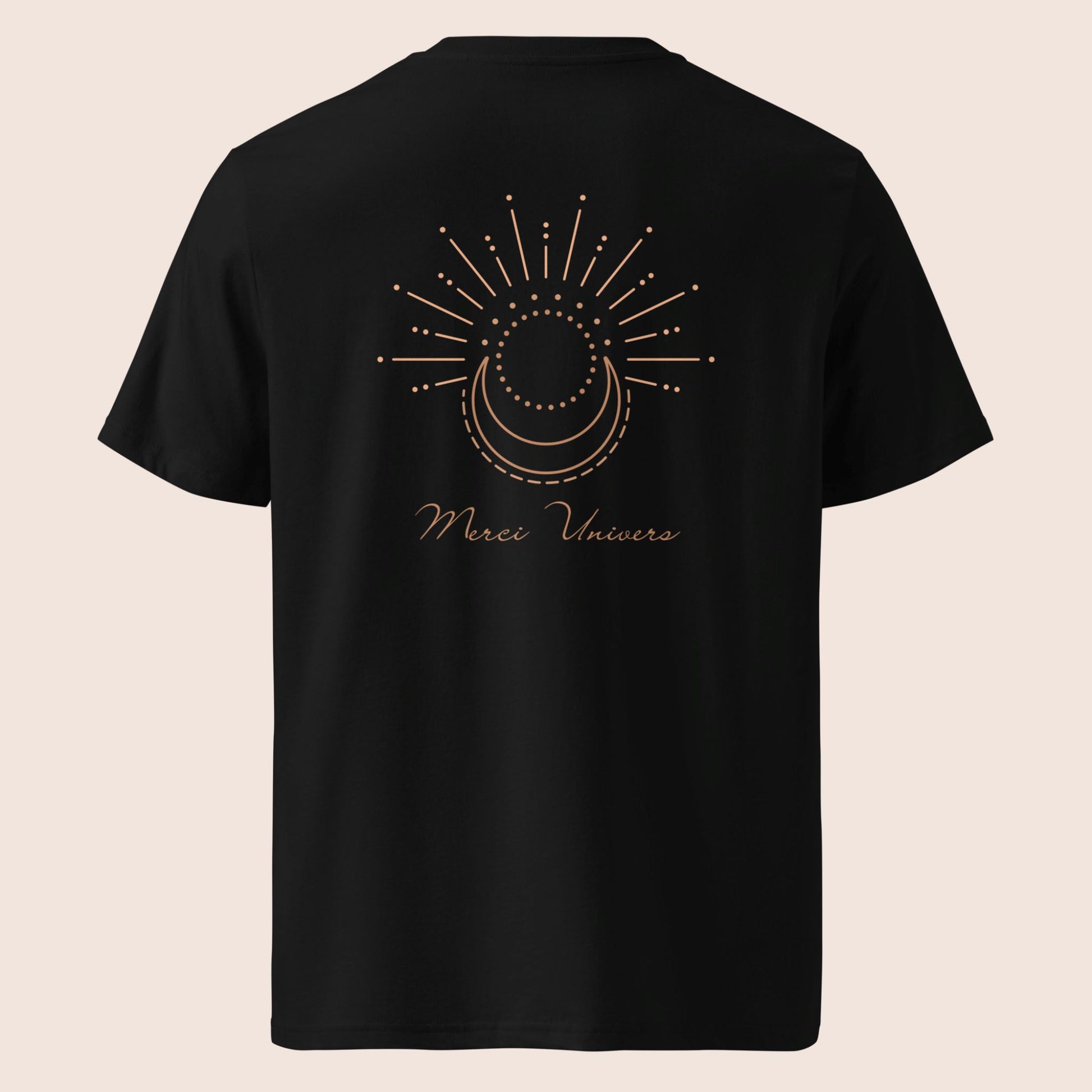 t-shirt unisexe noir  brodé à l'avant poitrine gauche logo flame and spirit et imprimé dans le dos avec un design simple de lune et soleil et le message inspirant merci univers