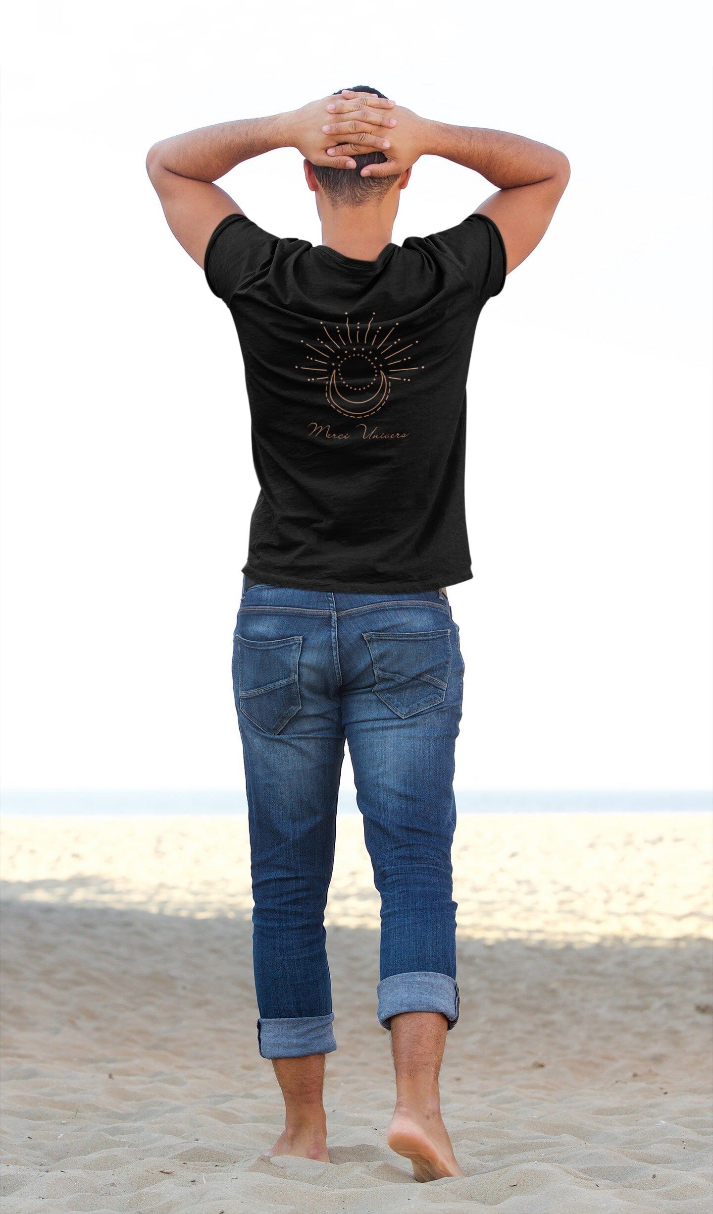 t-shirt unisexe imprimé poitrine gauche logo flame and spirit et imprimé dans le dos avec un design simple de lune et soleil et le message inspirant merci univers