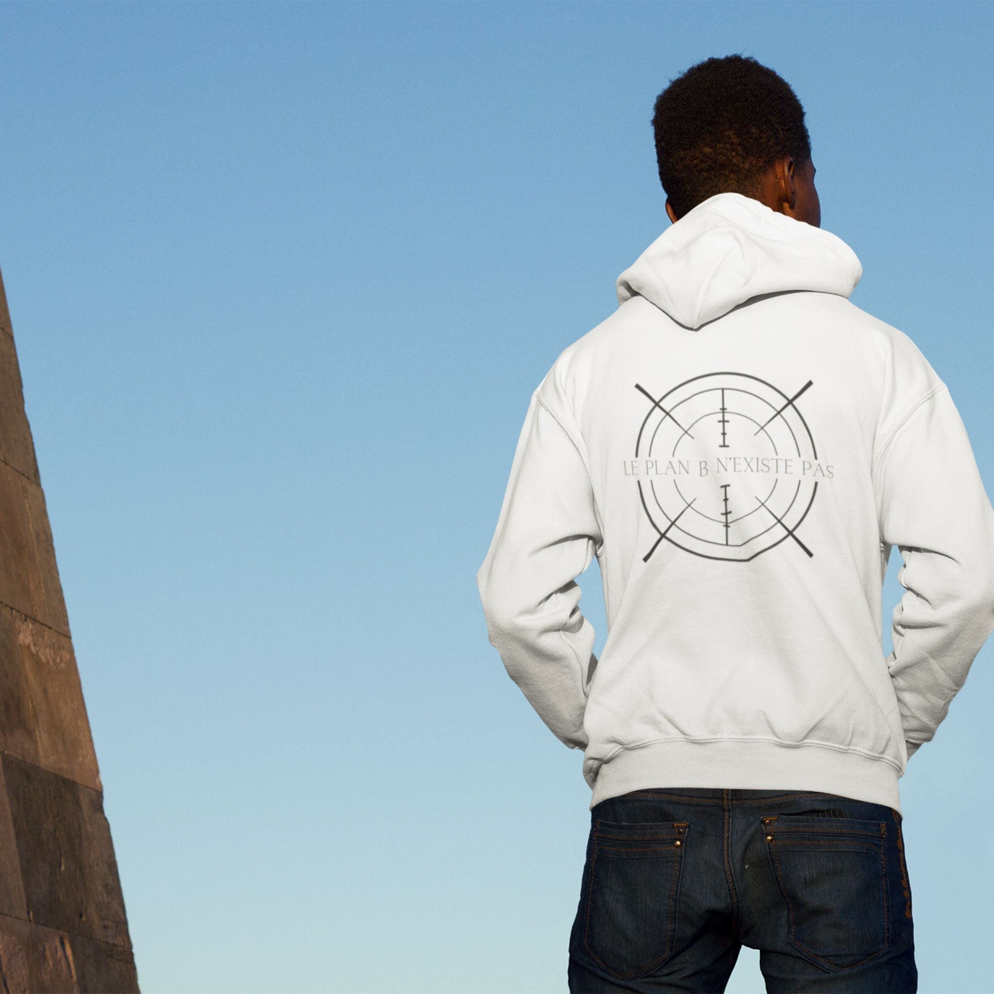 veste à capuche et fermeture éclair blanche avec le logo flame and spirit brodé sur la poitrine gauche et un design cible au dos et une affirmation positive le plan B n'existe pas