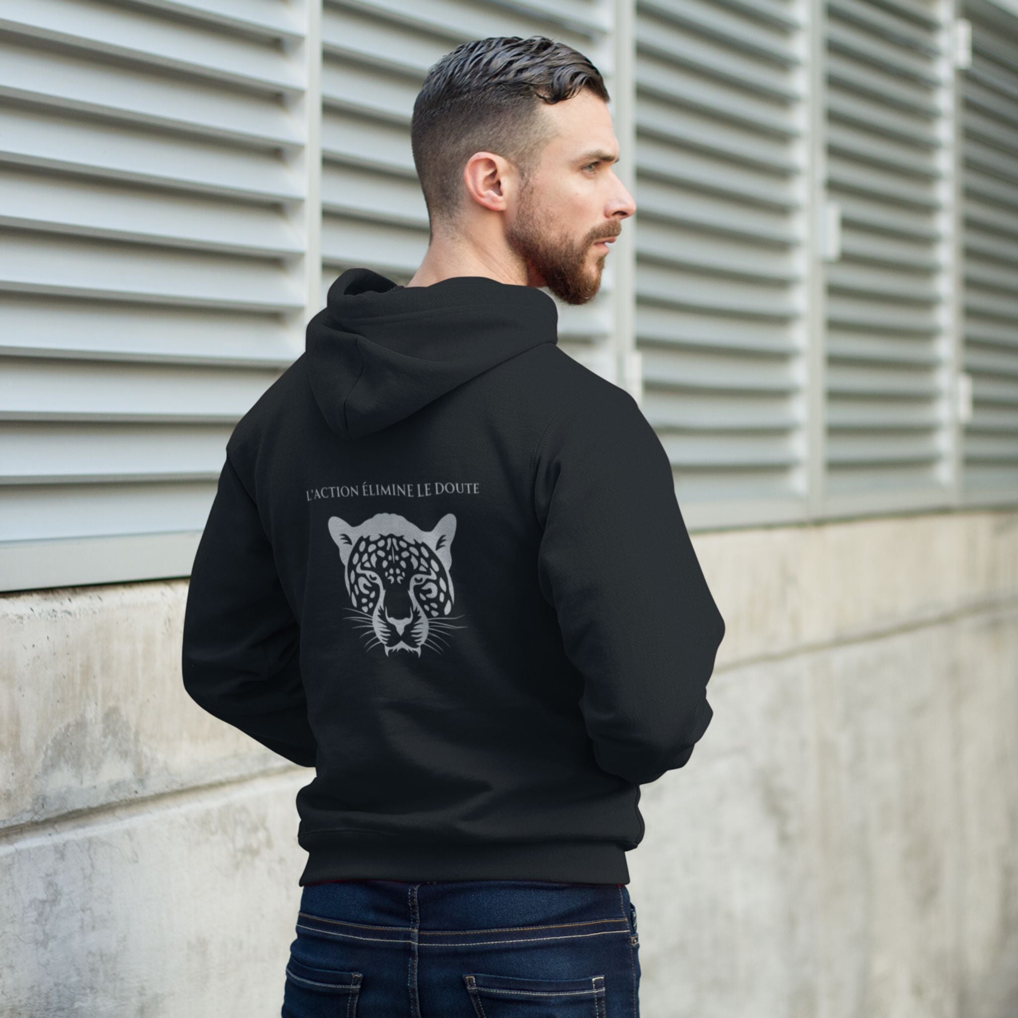 veste à capuche et fermeture éclair noire avec le logo flame and spirit brodé sur la poitrine gauche et un design de tête de léopard au dos et un message inspirant l'action élimine le doute. 