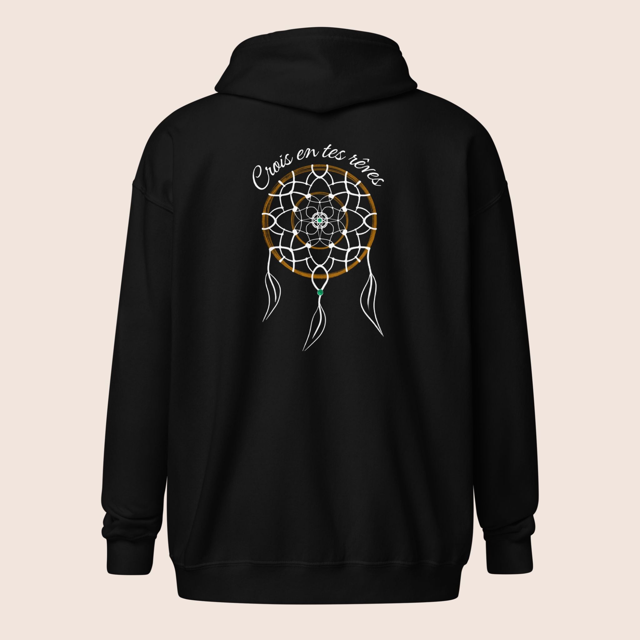 veste à capuche et fermeture éclair noire avec le logo flame and spirit brodé sur la poitrine gauche et un design attrape rêve au dos et une phrase positive crois en tes rêves.