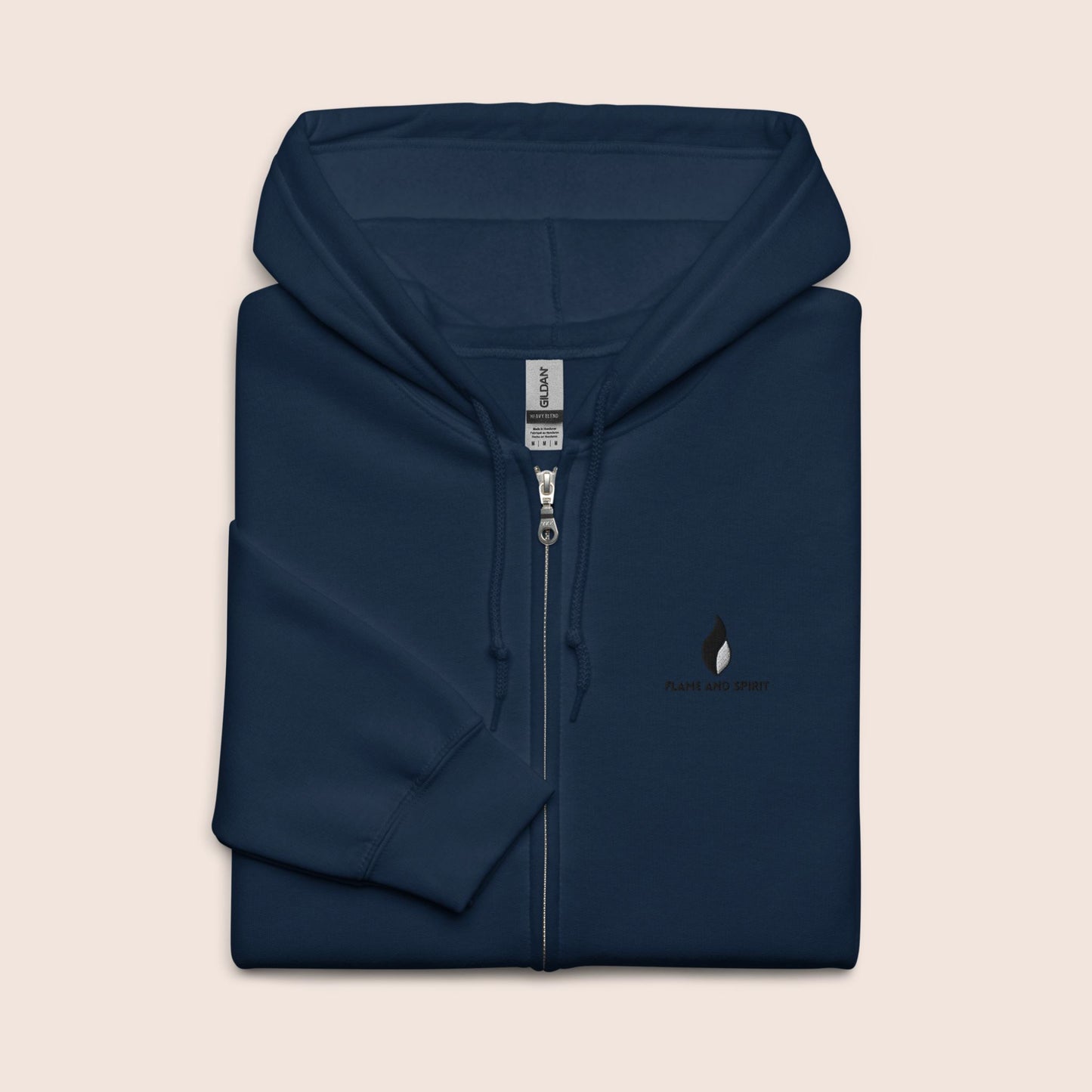 veste à capuche et fermeture éclair bleue marine avec le logo flame and spirit brodé sur la poitrine gauche et un design attrape rêve au dos et une phrase positive crois en tes rêves