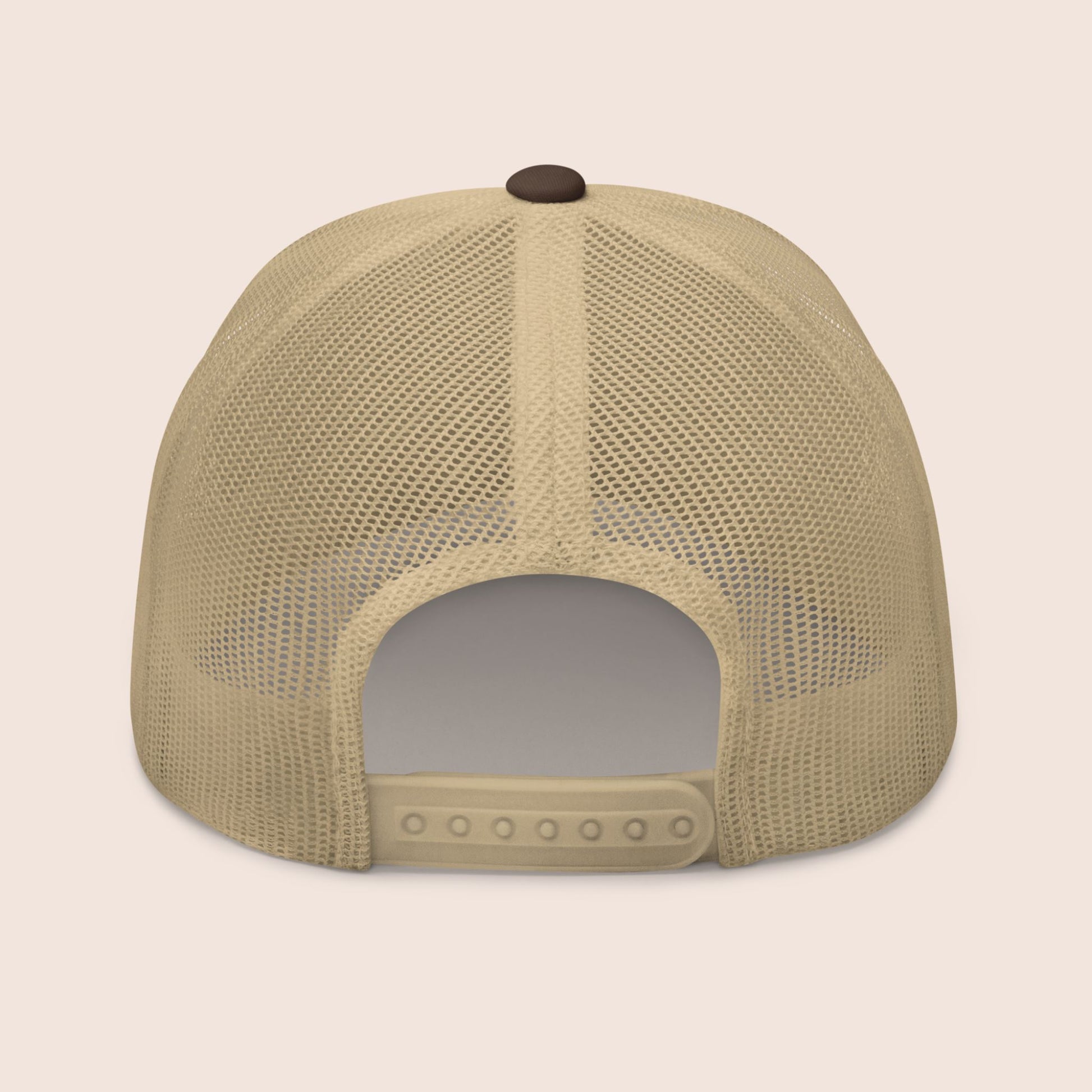 casquette trucker  non genrée, flame and spirit beige et marron vue de dos avec attaches plastiques